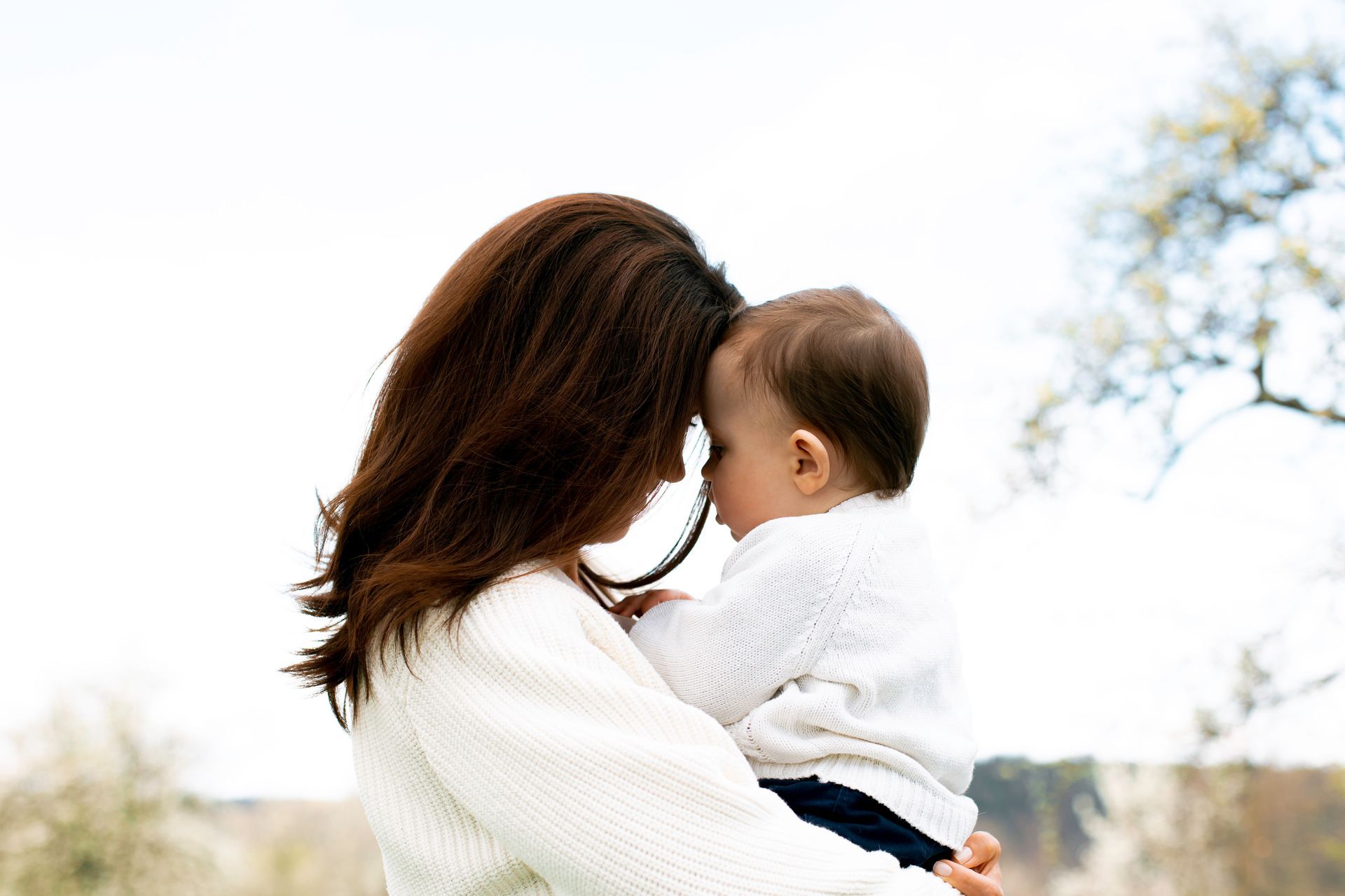 Eltern und Kinder genießen einen entspannten Moment zusammen in einem professionellen Familienporträt
