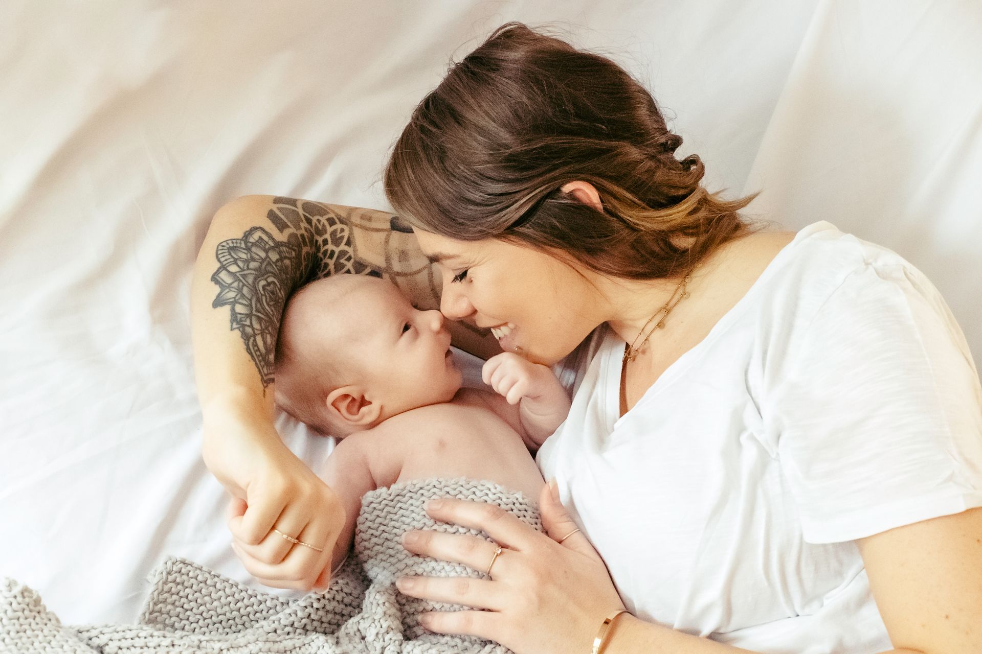 Eltern und Kinder genießen einen entspannten Moment zusammen in einem professionellen Familienporträt