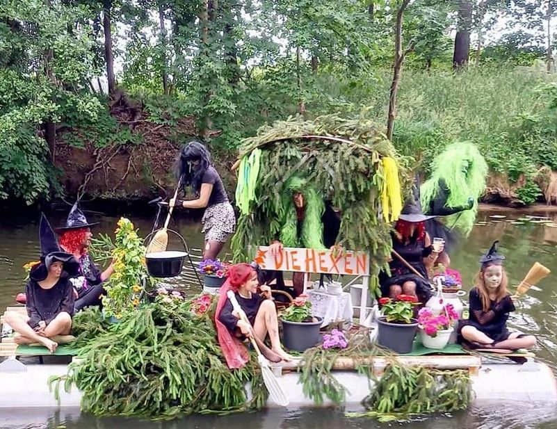 Hexen treiben im Floß