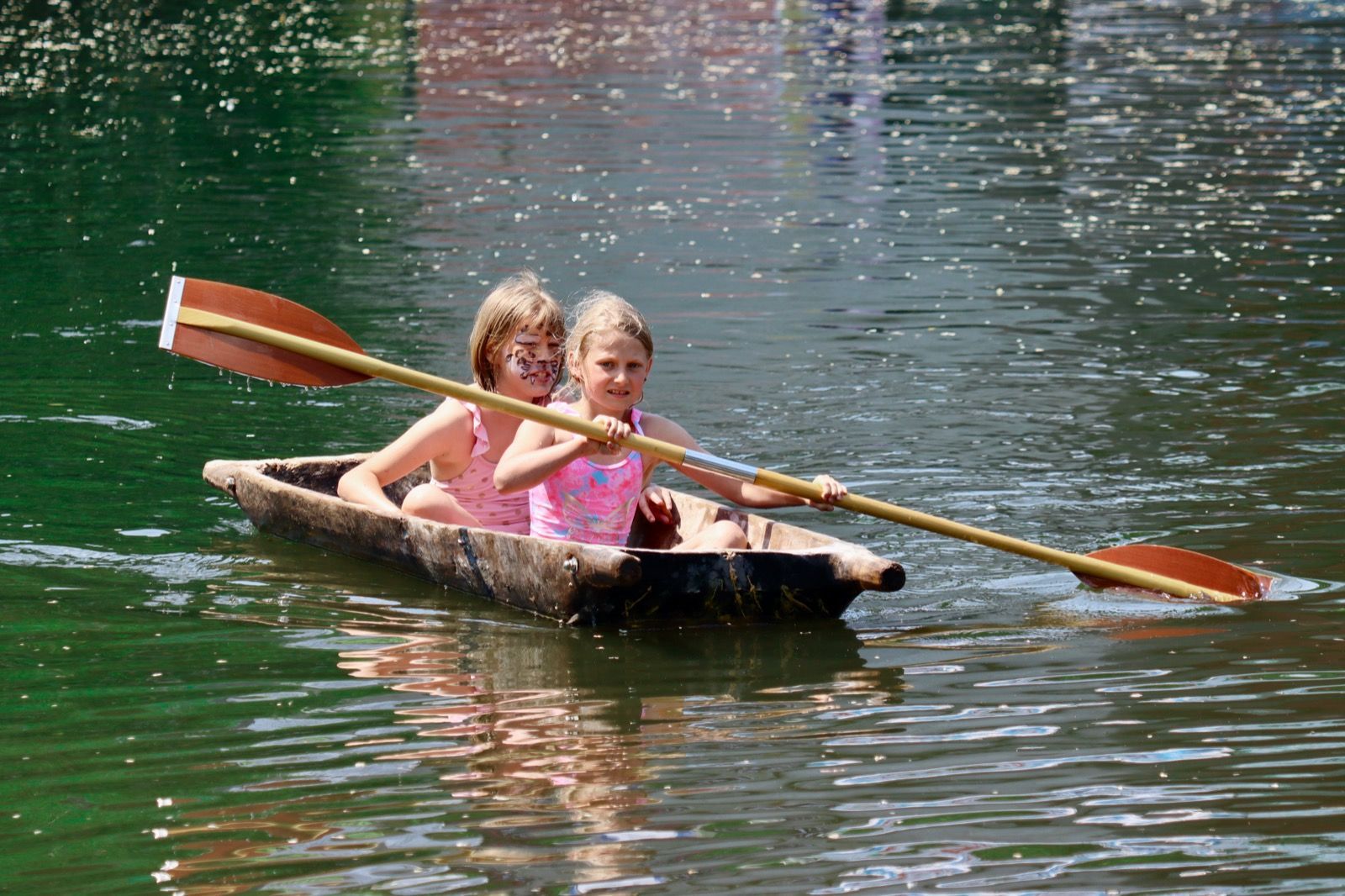 2 Mädchen paddeln in einem Brühtrog