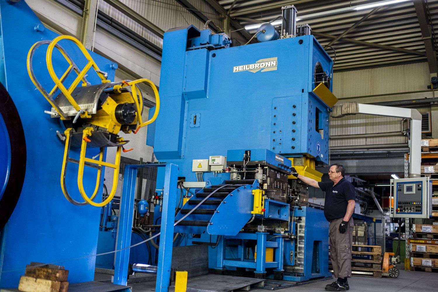 Mann arbeitet an einer Stanzmaschiene von der Marke Heilbronn