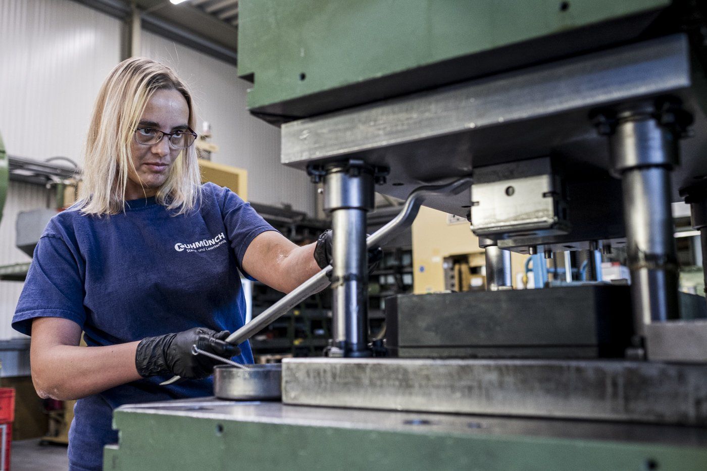 Eine Frau arbeitet an einer Maschine.
