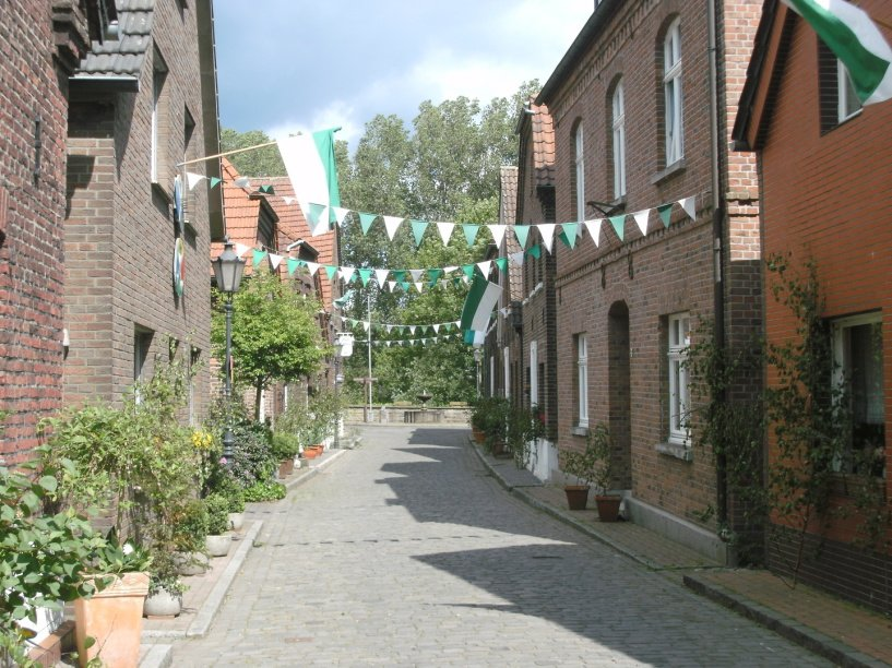 geschmückte Dorfstraße