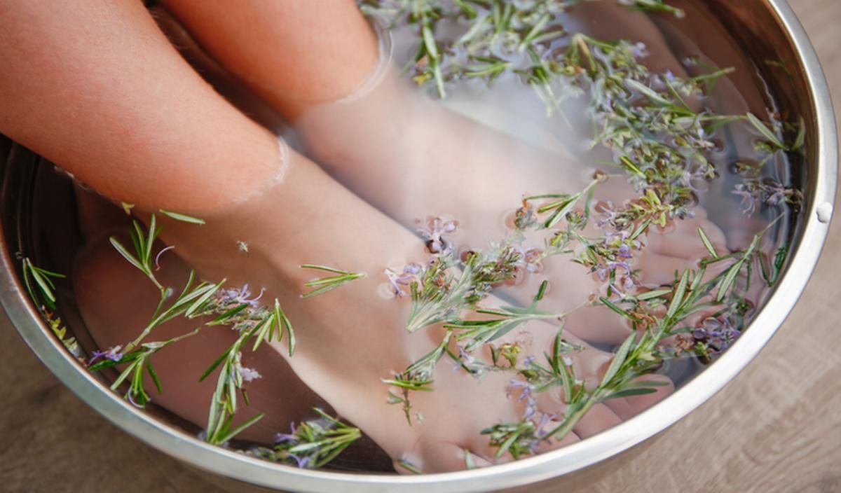 Bain de pieds au romarin Bain de pieds au romarin