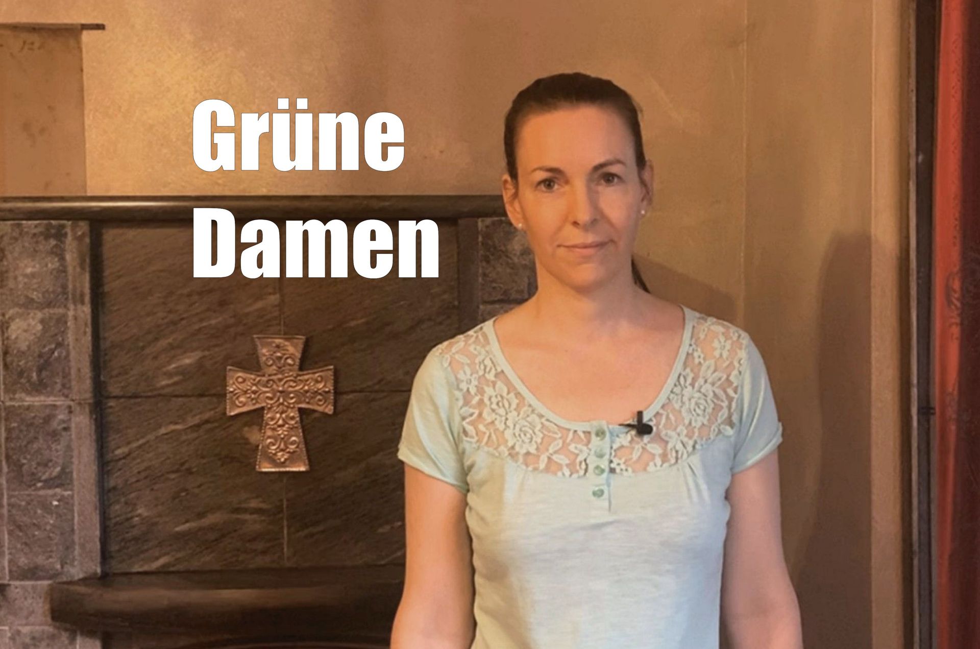 Frau schreit in ein Megaphon