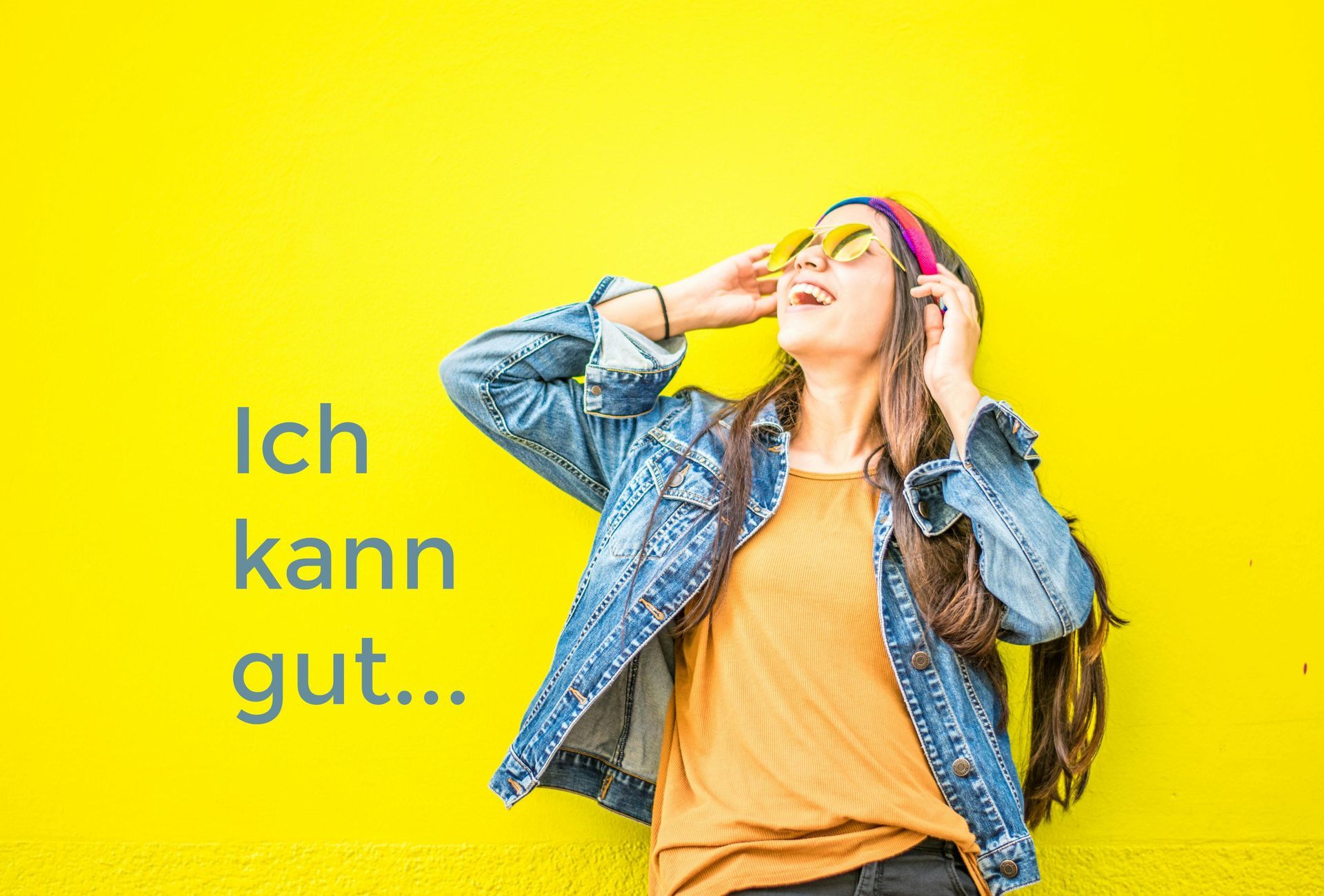 Frau schreit in ein Megaphon