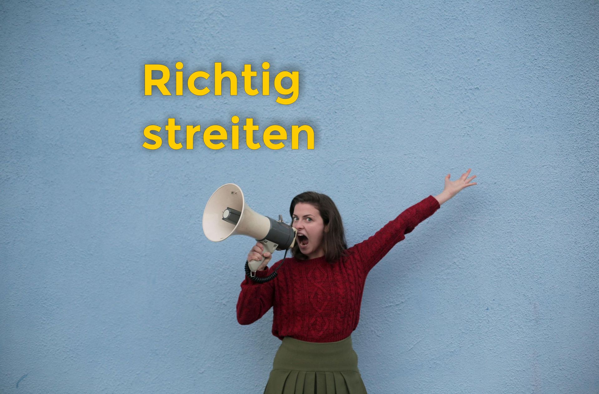 Frau schreit in ein Megaphon