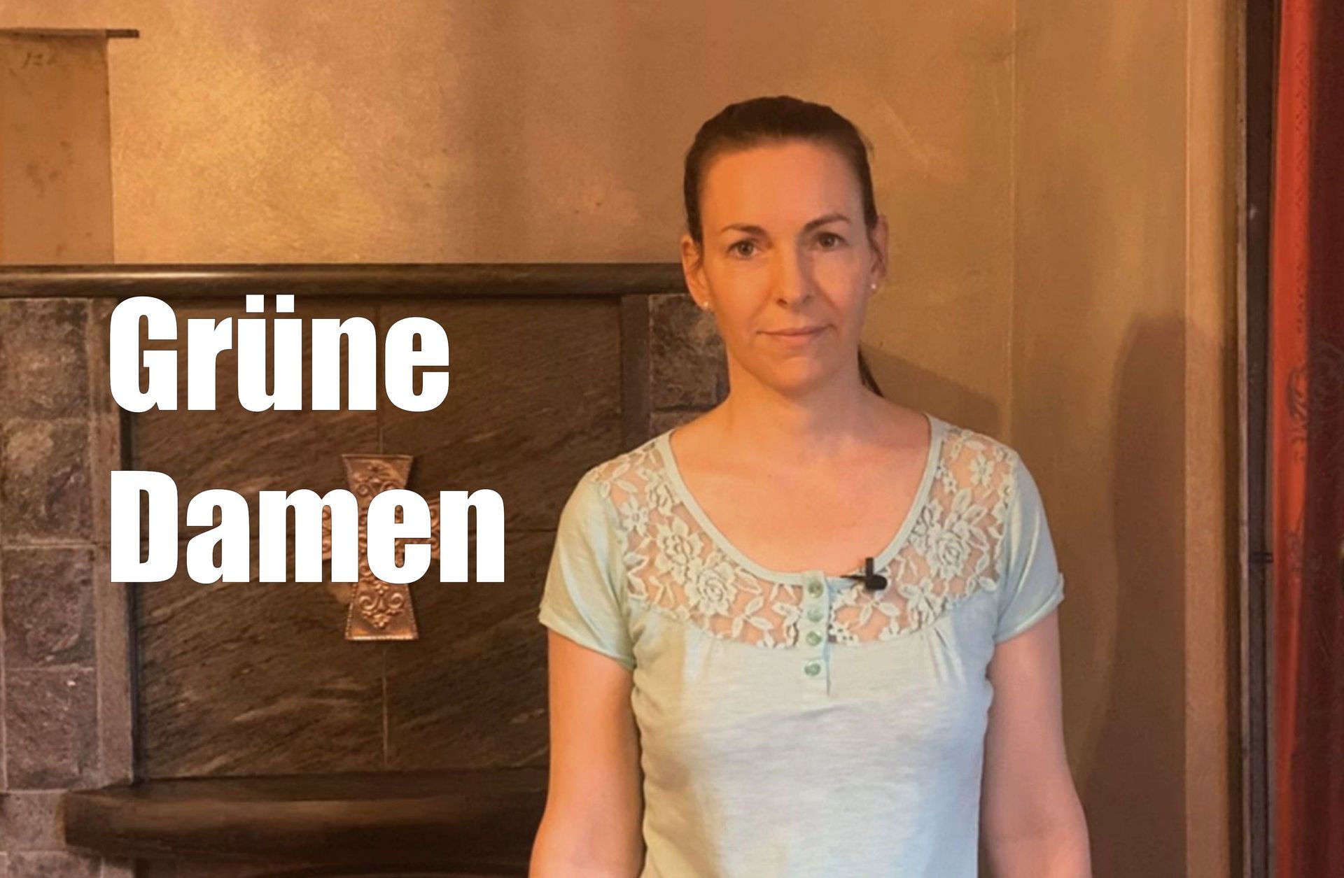 Frau schreit in ein Megaphon