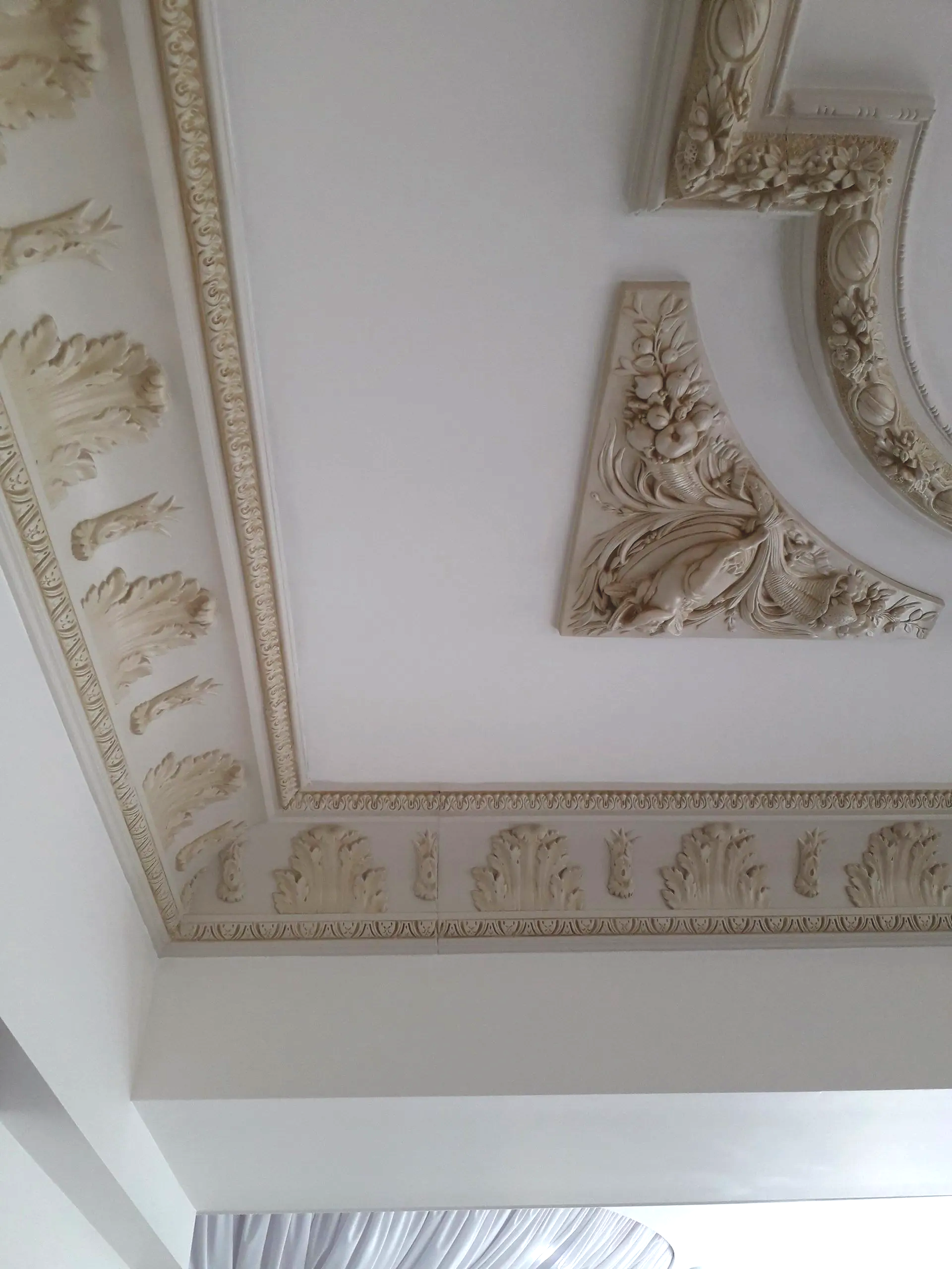 MANOIR DES CYGNES / corniche en staff patinée à l'huile fine et vernis