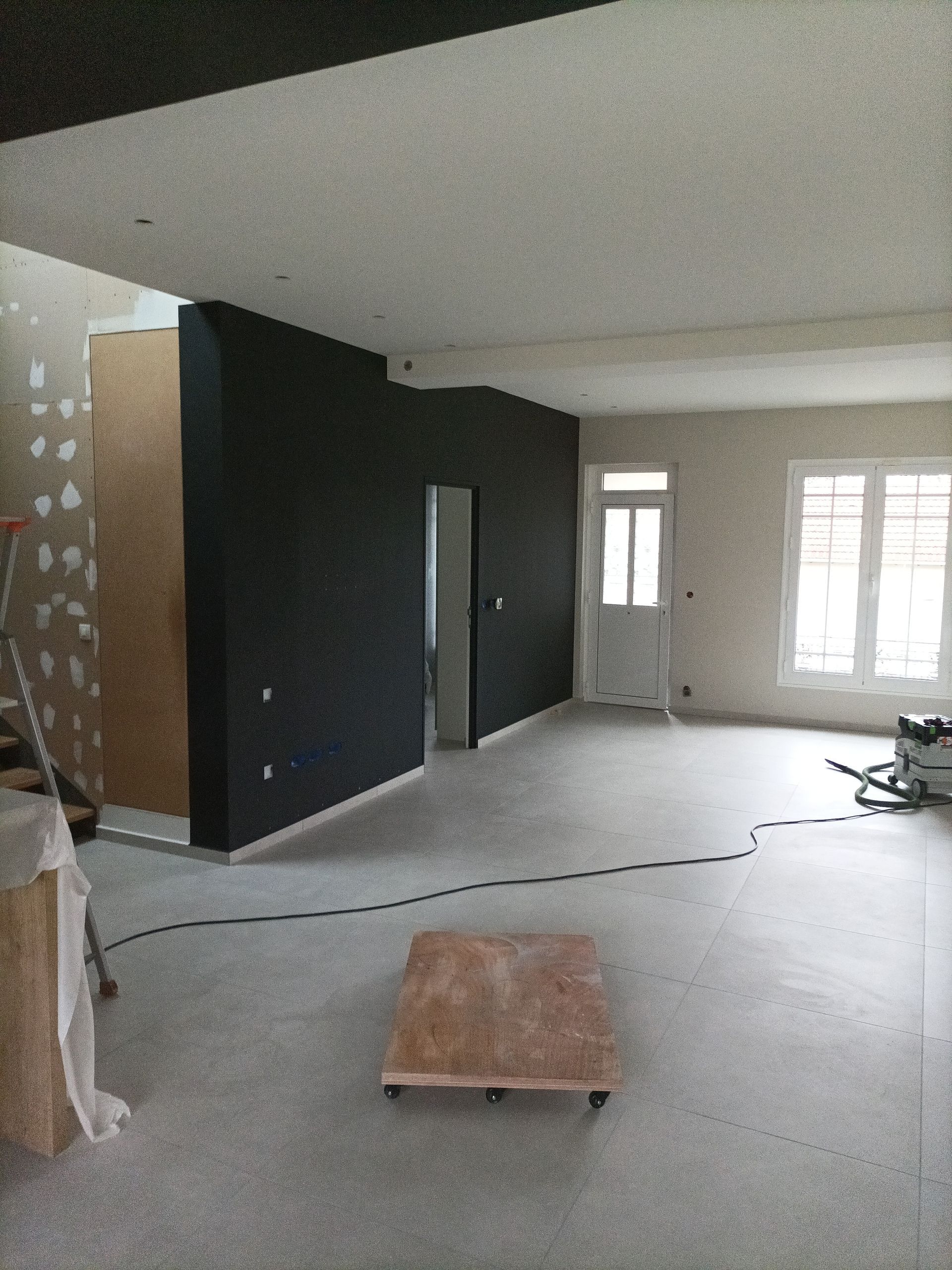 mur peint en noir mat