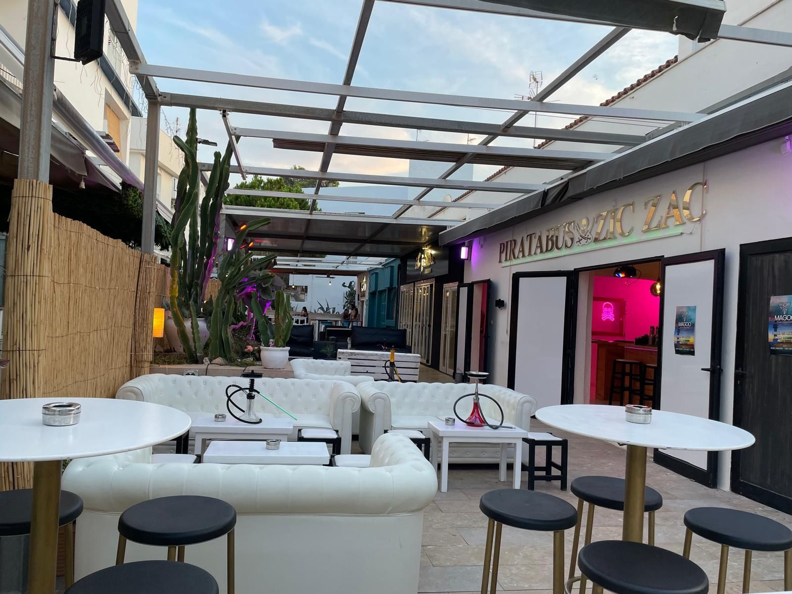 Interior bar de copas con toldo Es Pujols Formentera