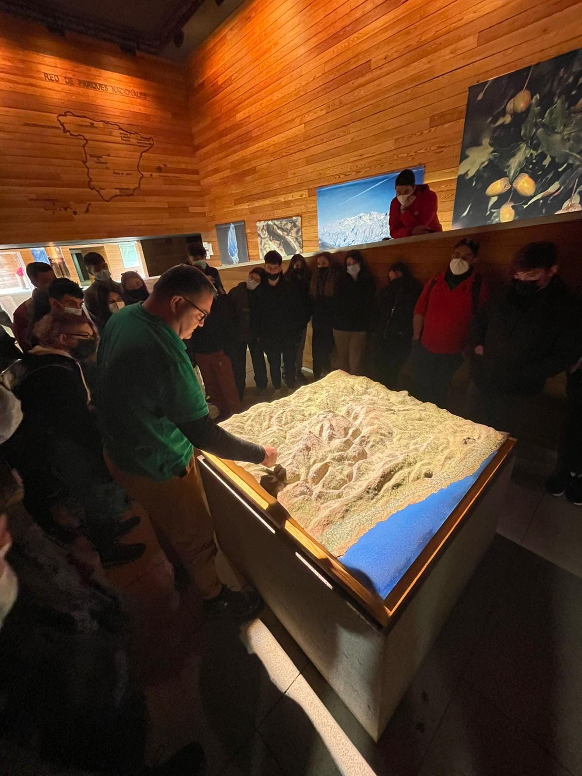 La ASOCIACIÓN DEPORTIVA Y JUVENIL JV COSTA, lleva una gran trayectoria de ayuda a los jóvenes a través de su programa de corrección de hábitos tecnológicos, alimenticios y la actividad física en alta montaña. En su programa, abierto a todos los perfiles de los centros educativos de Secundaria y bachiller, y ampliando este objetivo a colegios de primaria, ofreciendo una gran variedad de actividades y conocimiento del medio natural y orografico de los Picos de Europa, así como de sus costumbres. En un periodo de 8 años, con 7 campamentos de verano, y numerosos staf y eventos deportivos, nos enseña a conocer el planeta verde, Cantabria y Asturias, a través de las distintas rutas que ofrece por los Picos de Europa, saboreando en el Albergue, la gastronomía de la zona, y el calor y nobleza de sus gentes. Esta referencia que nos ofrece la asociación JV COSTA, es producto de la gran conexión que su guia, José Víctor Costa tiene con el lugar, y sus gentes, de cuando el convivió con ellas, y nos ofrece una perspectiva natural del medio, con actividades diversas, y talleres artesanales como el del queso de Pendes, muy conocido en la zona, y situado de paso, para realizar una degustación que nos ofrece todos los años, don Pedro Velarde, gran conocedor de la elaboración del queso de la zona. Las rutas etnograficas, suelen ser de la mano de nuestro guia Jose Victor Costa, y todo su equipo, que nos lleva a los puntos mas recónditos de los Picos de Europa, y otros lugares de interes, explicándonos a cada paso, la historia del lugar y sus costumbres. 7 años de experiencia en la zona, nos hacen reforzar nuestra idea, de que para que cambiar algo que nos da resultado en nuestros tres objetivos con los jóvenes. Stº Toribio de Liebana, es punto referencial en nuestra visita, como acto cultural, y en algunos casos tradicional, con una audiencia a nuestra expedición de los monjes del santuario.