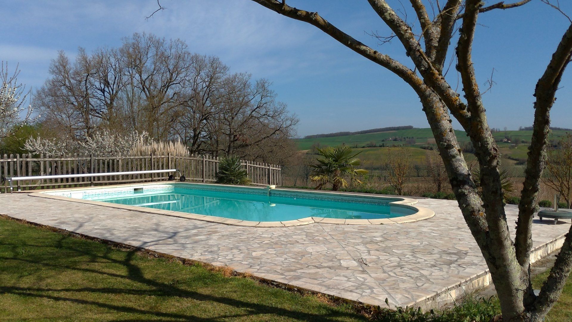 Piscine Aussac-gites Le cerisier
