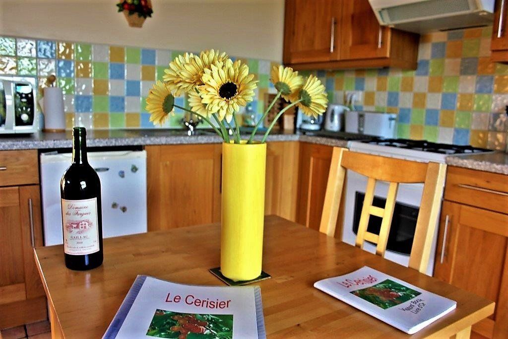 Intérieur Aussac-gites Le Cerisier espace repas