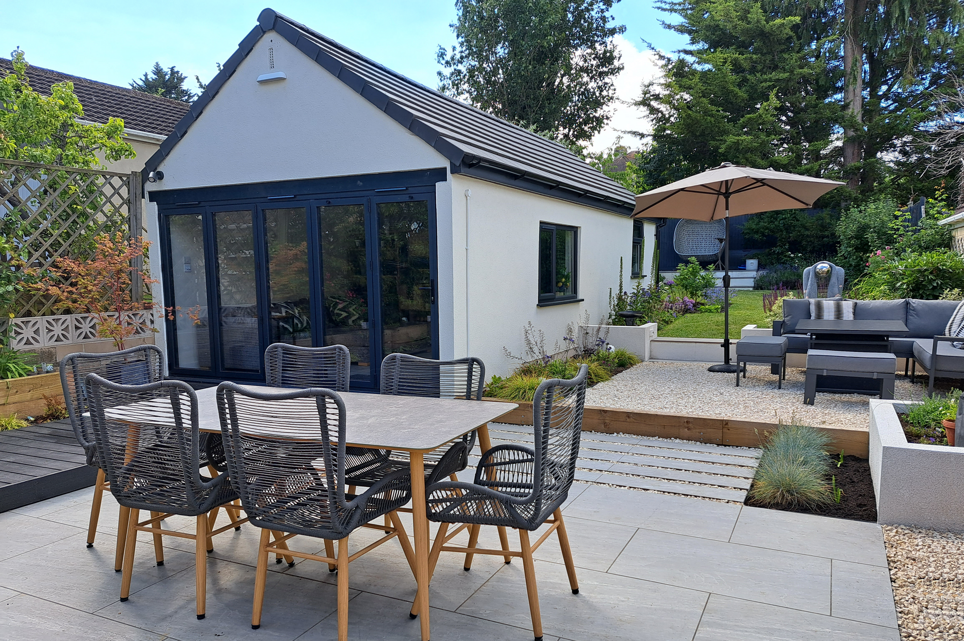 Porcelain terrace and garden studio