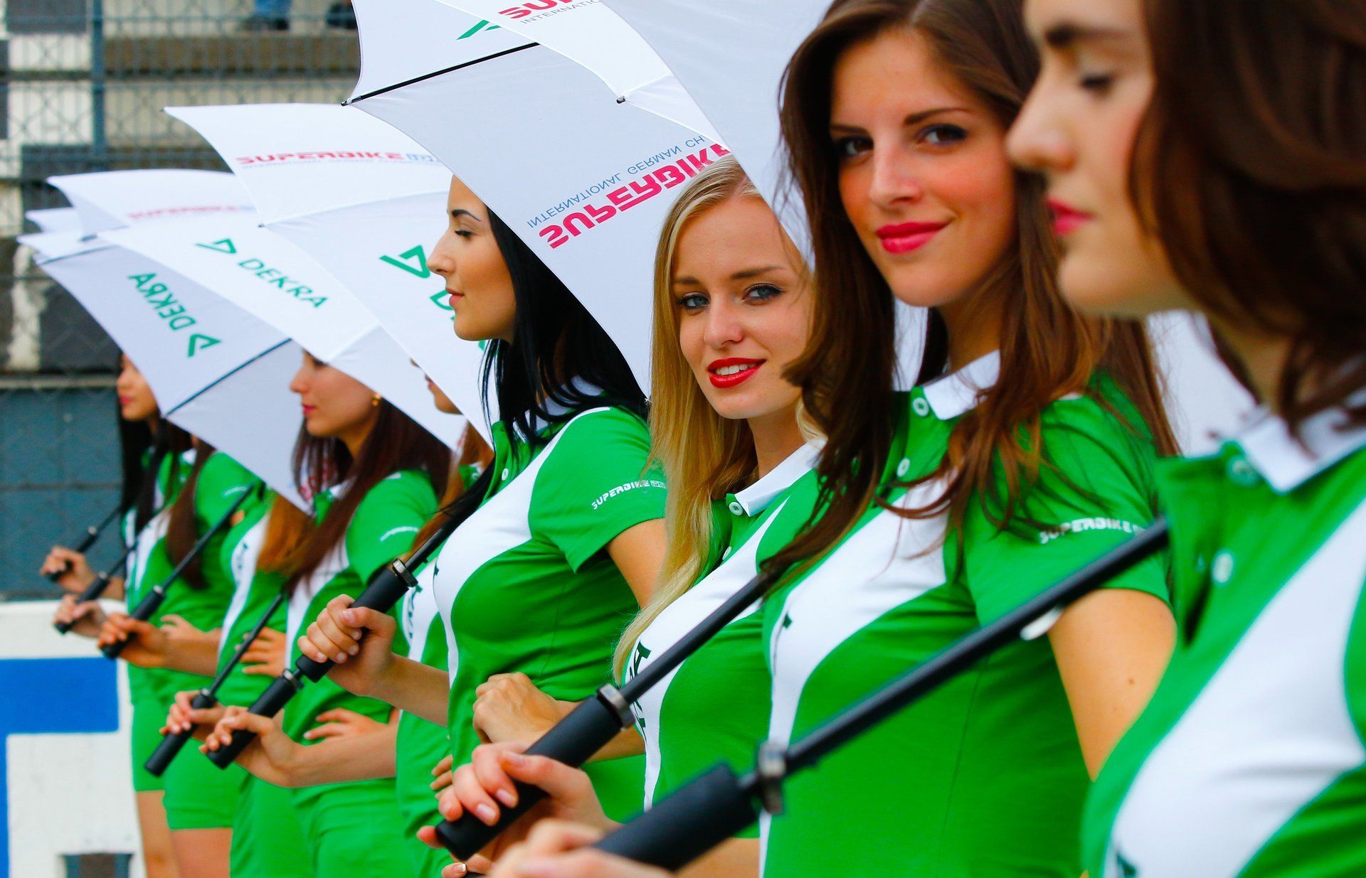 Grid Girls; Umbrella Girls; Umbrella; Hübsche Mädchen; grüne Kleider; DEKRA; Regenschirm; Superbike idm; idm; Felix Wiessmann