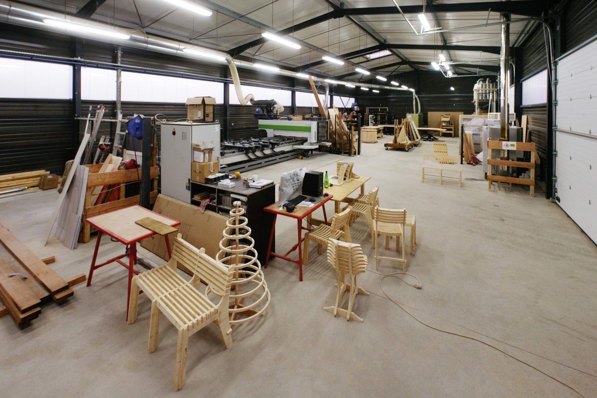 Atelier bois de la société H2BC Atelier bois de H2BC en Dordogne, avec la commande numérique en fond