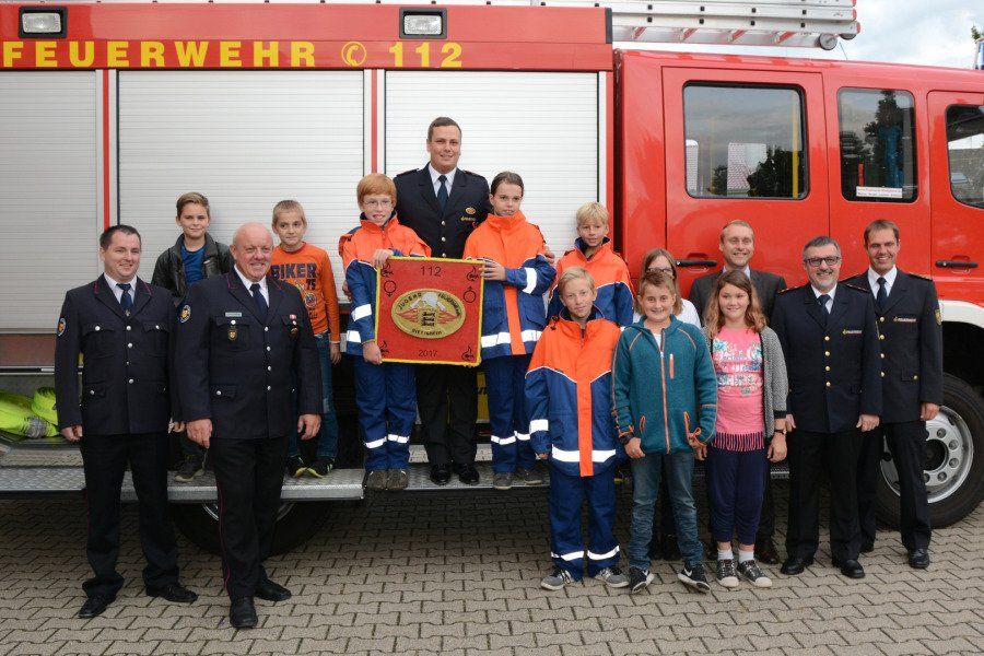 Gruppenbild der Jugend mit Ehrengästen der Gründungsfeier Gruppenbild der Jugend mit Ehrengästen der Gründungsfeier
