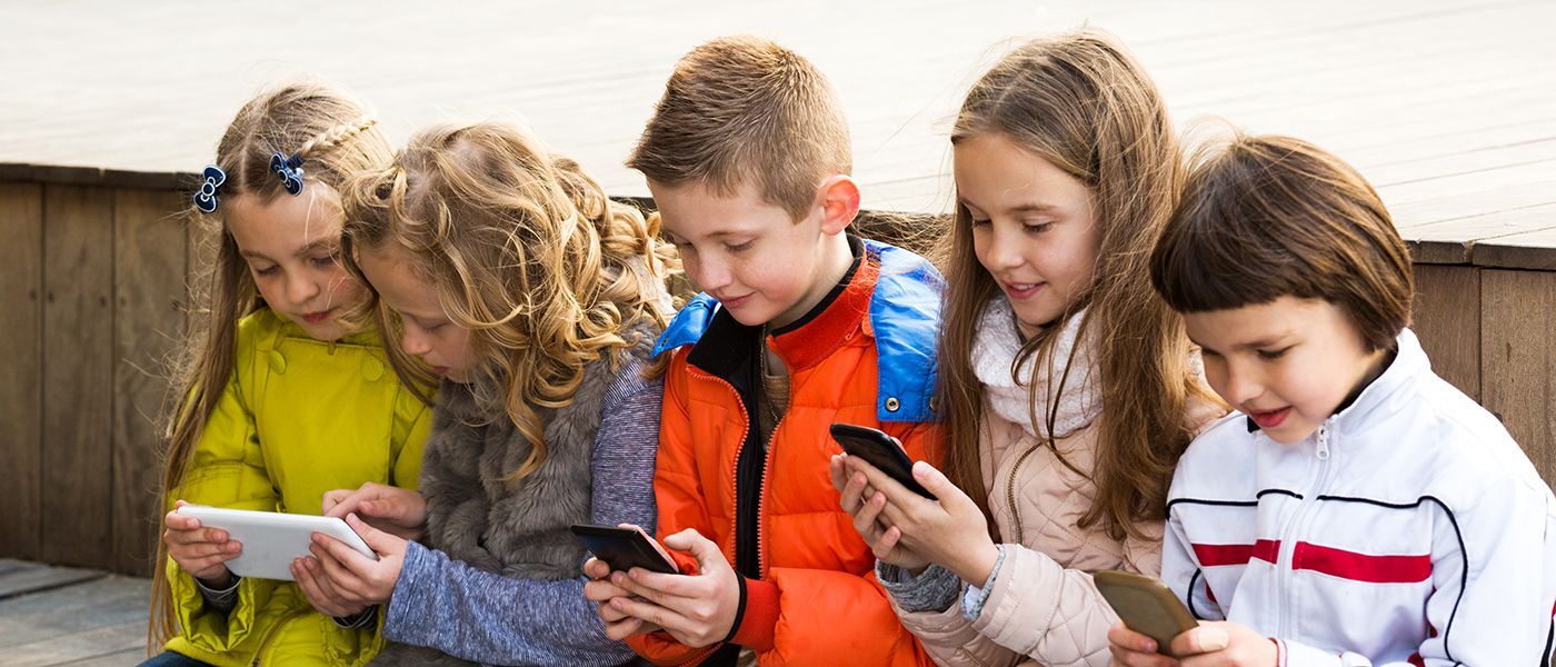 Francia aprueba una ley para prohibir el acceso a redes sociales a menores de 15 años