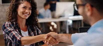 Un employeur signant un contrat avec son premier salarié