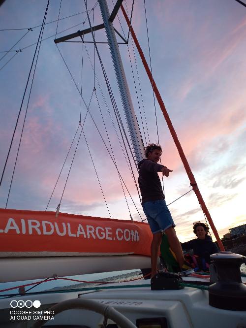 skipper en train de manoeuvrer son catamaran