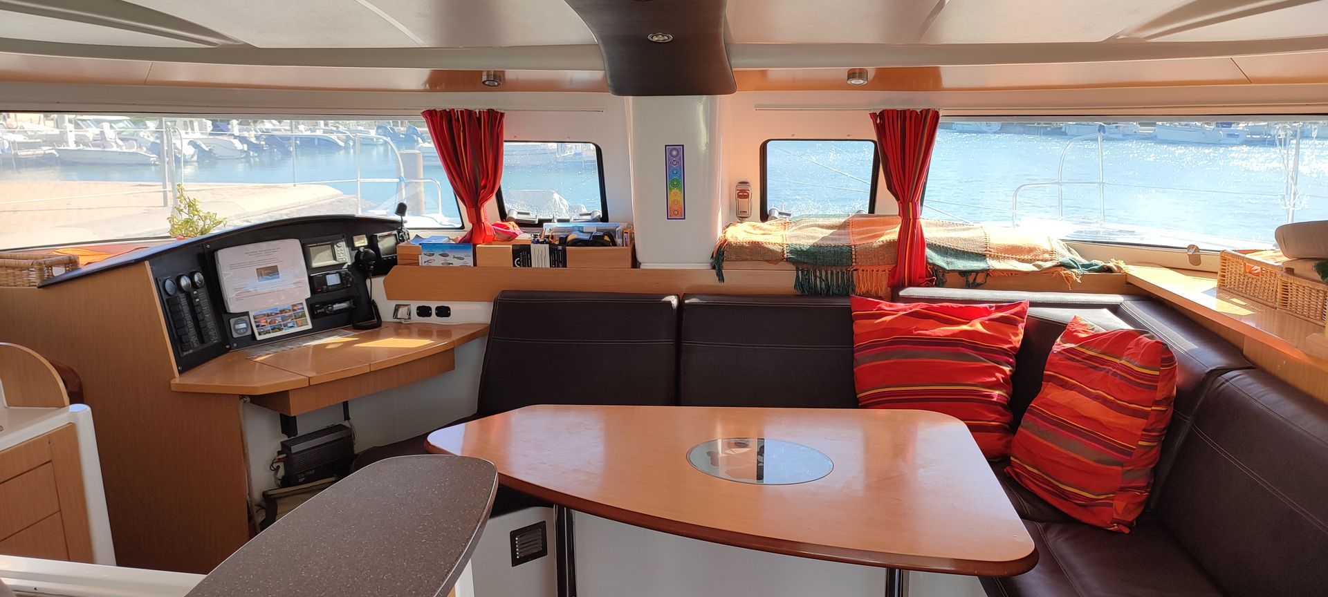 ce salon est un espace confort à bord de ce catamaran