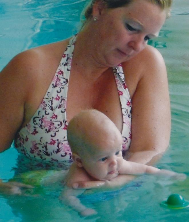 Schwimmlehrerin mit Baby