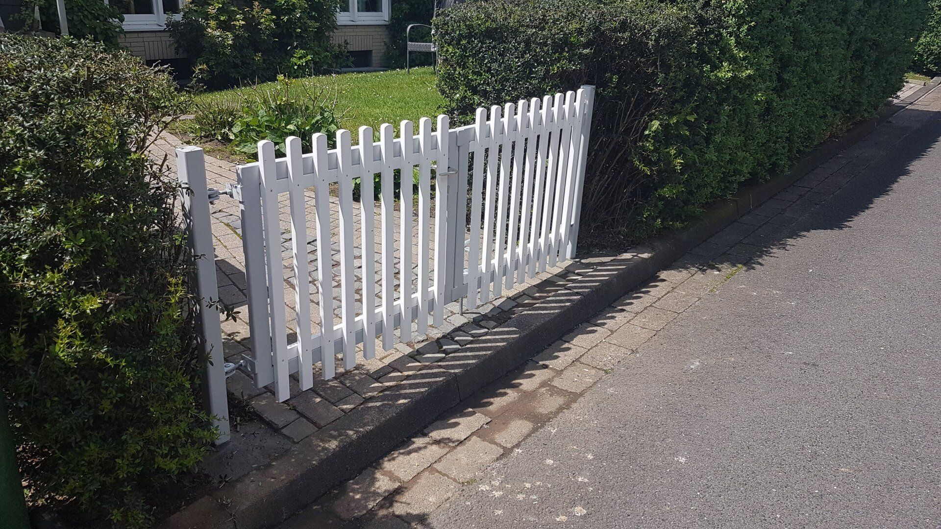 Staketenzaun, weiss mit Torpfosten