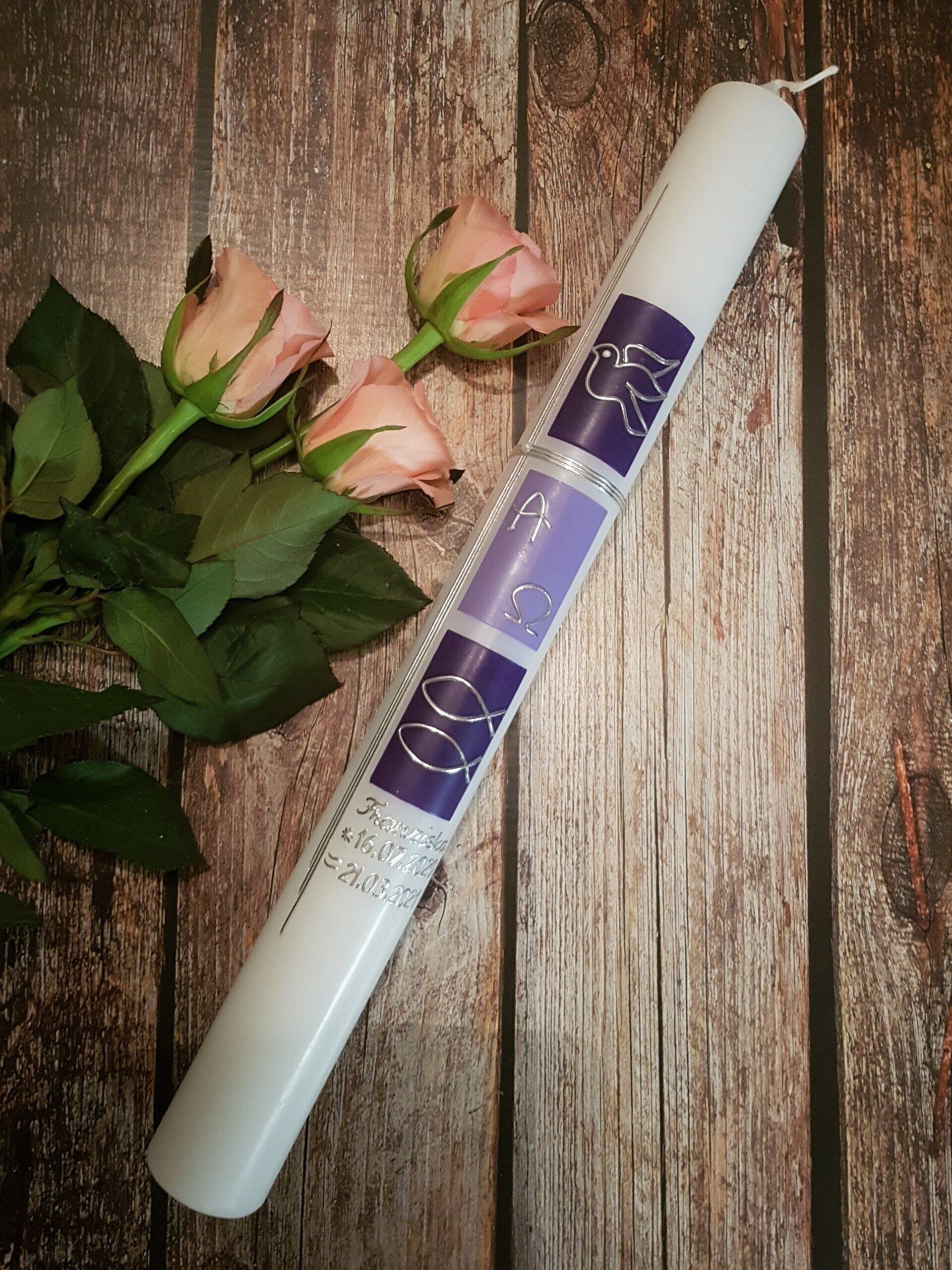 Taufkerze, Kommunionkerze für Mädchen in lila, Flieder - mit Taube, Kreuz, Fische. Wachsmotiv