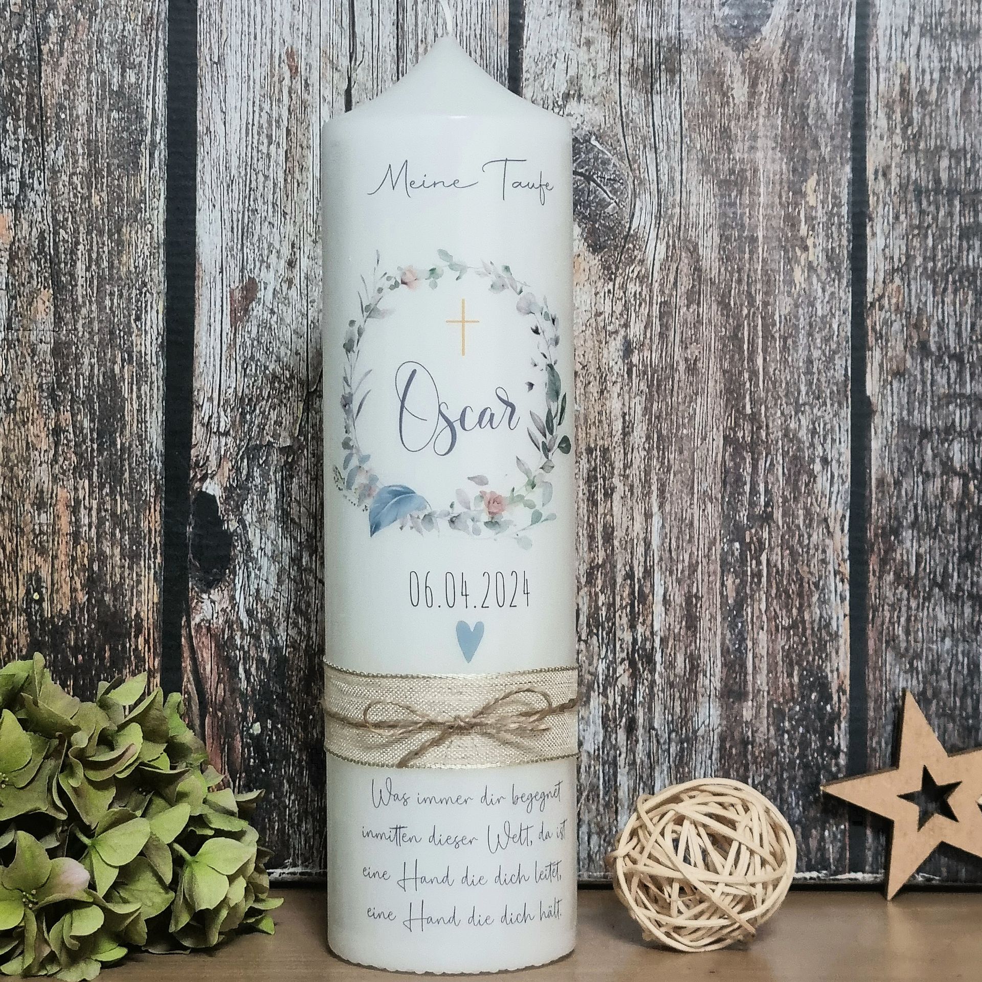 Taufkerze für Mädchen & Jungen mit Blumenkranz, Kreuz, Fisch. Inkl. Personalisierung mit Name und Datum