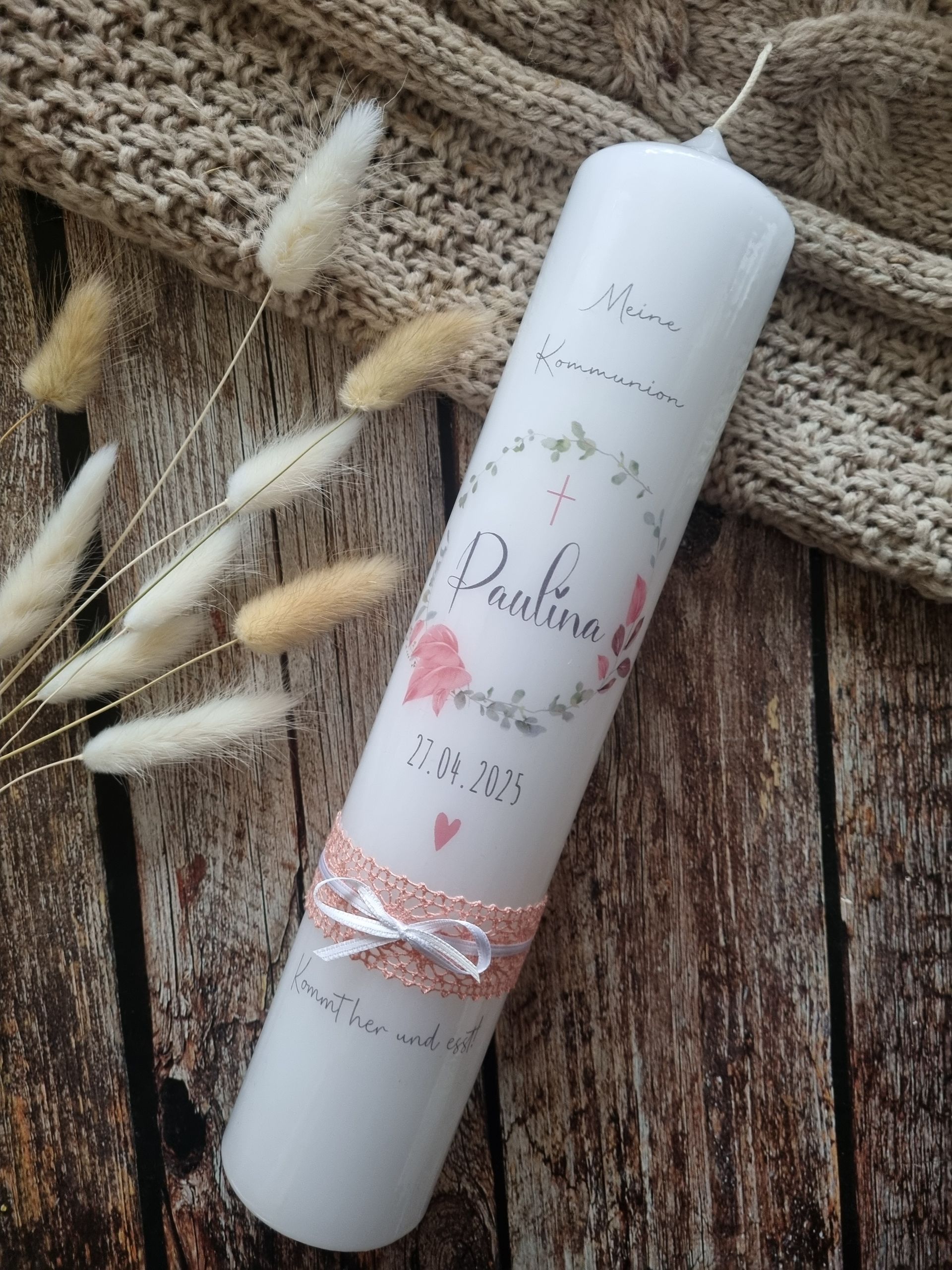 Taufkerze, Kommunionkerze Mädchen -Paulina- mit Blumenkranz Rosa Kreuz Herz, mit Name Datum und Spruch.