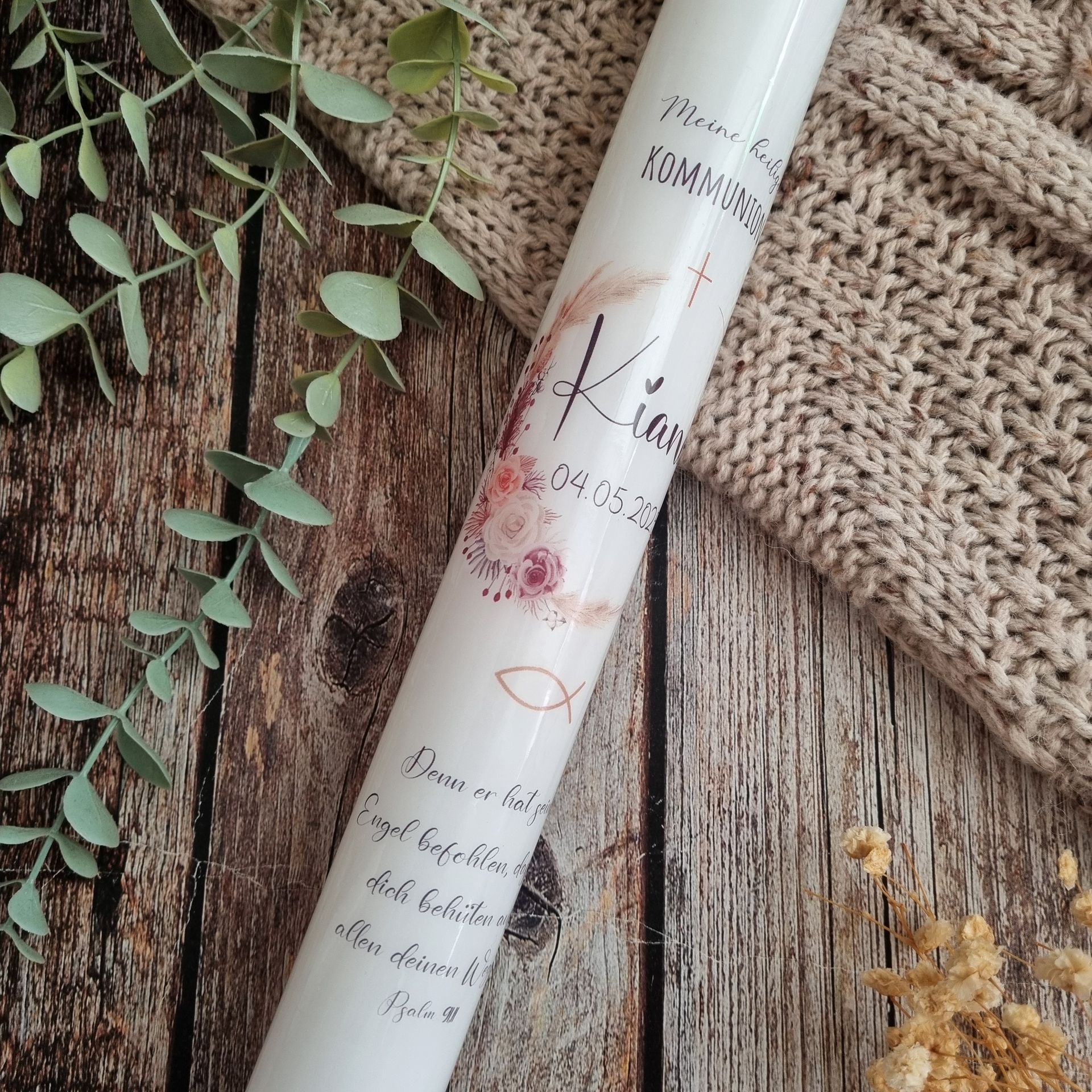 Taufkerze, Kommunionkerze für Mädchen mit Blumenkranz, Kreuz, Fisch. Inkl. Personalisierung mit Name, Datum und Spruch