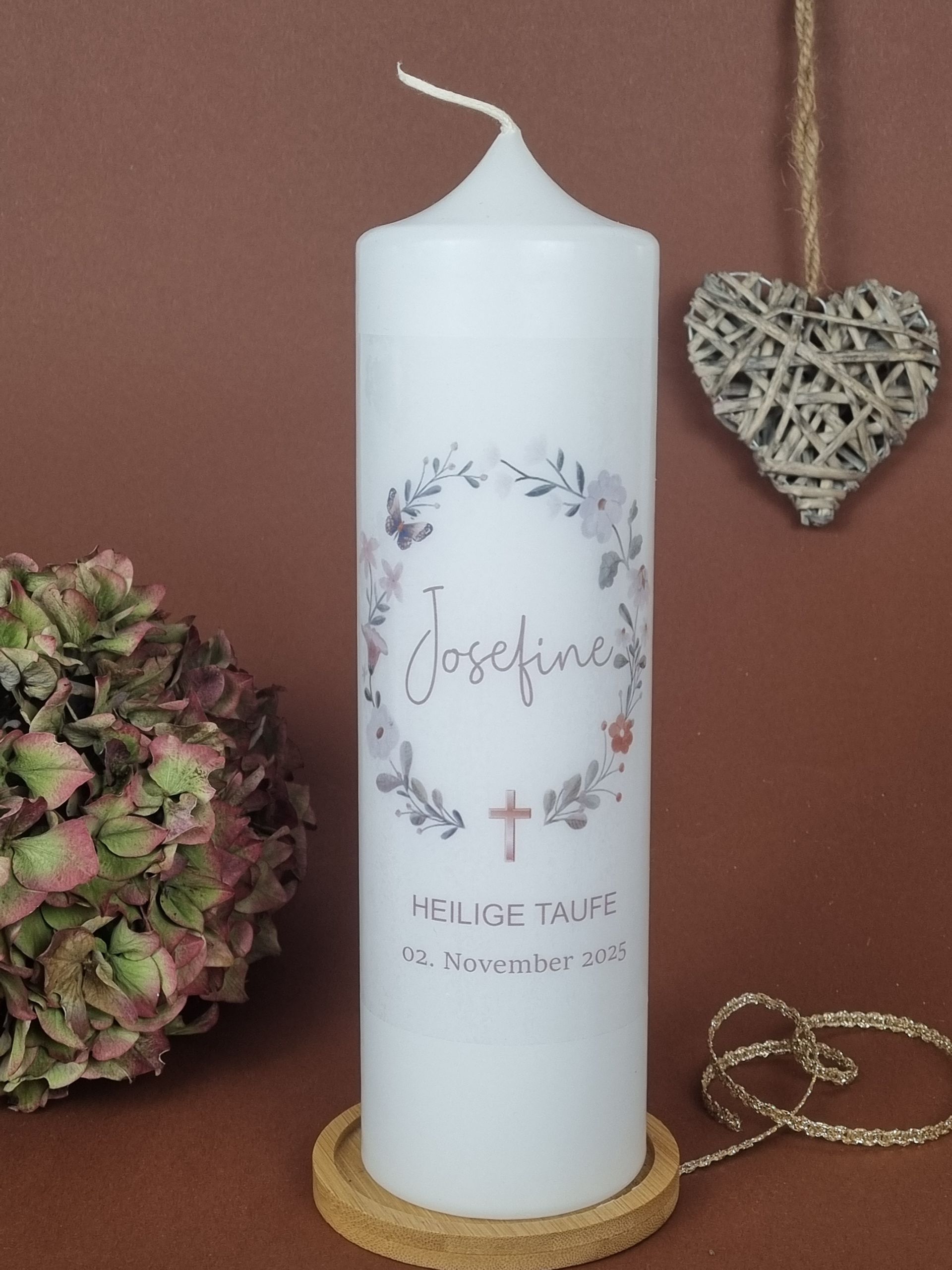 Taufkerze, Kommunionkerze Boho Wildblumenkranz - für Mädchen personalisiert mit Name und Datum