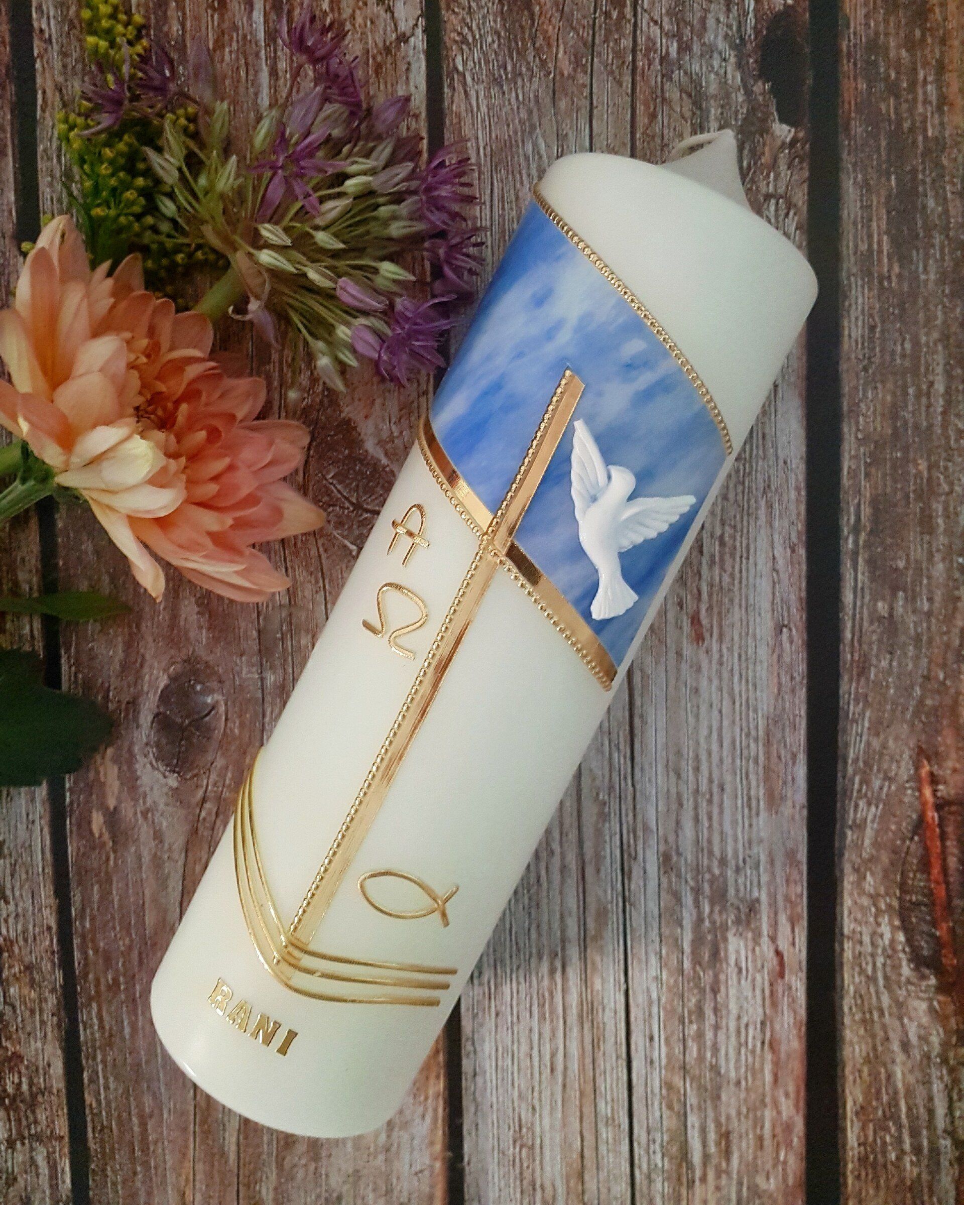 Moderne Taufkerze für Jungen mit Wachsmotiv und christliche Taufsymbolen