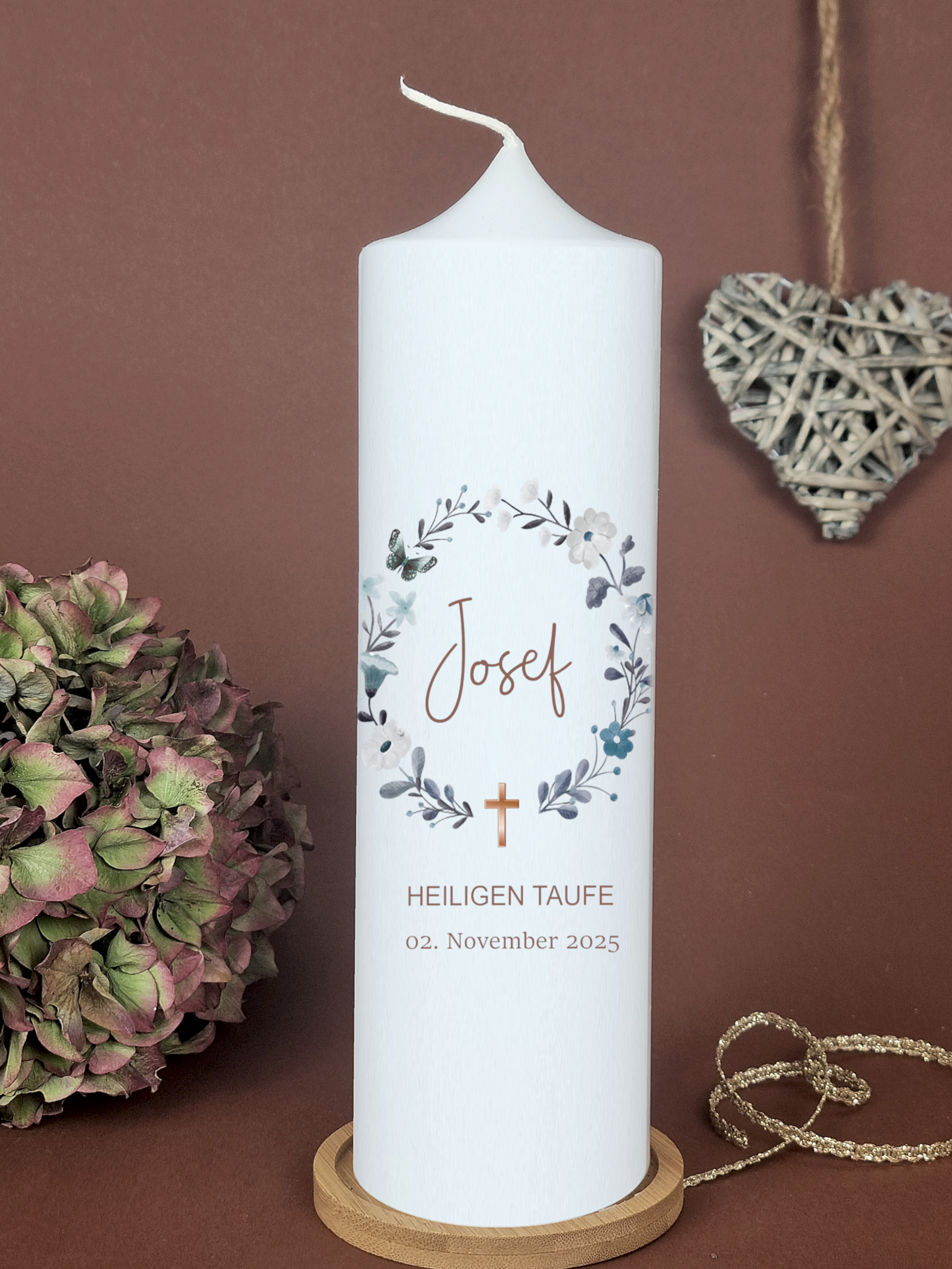Taufkerze, Kommunionkerze für Jungen mit Wildblumenkranz, Schmetterling, Kreuz