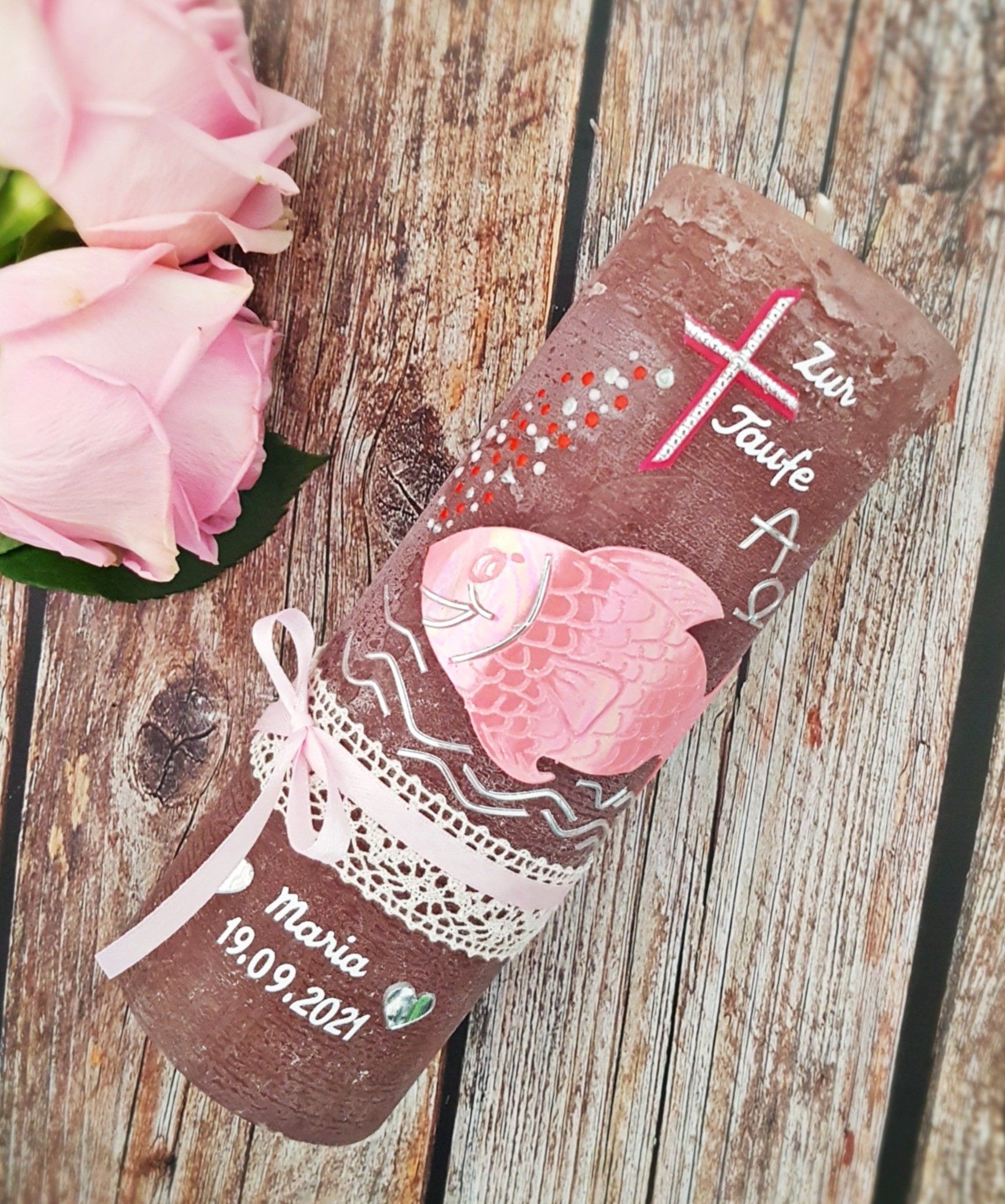 Taufkerze für Mädchen - Rosa, Pink - mit Kreuz, Fisch und individuelle Beschriftung von Namen und Datum