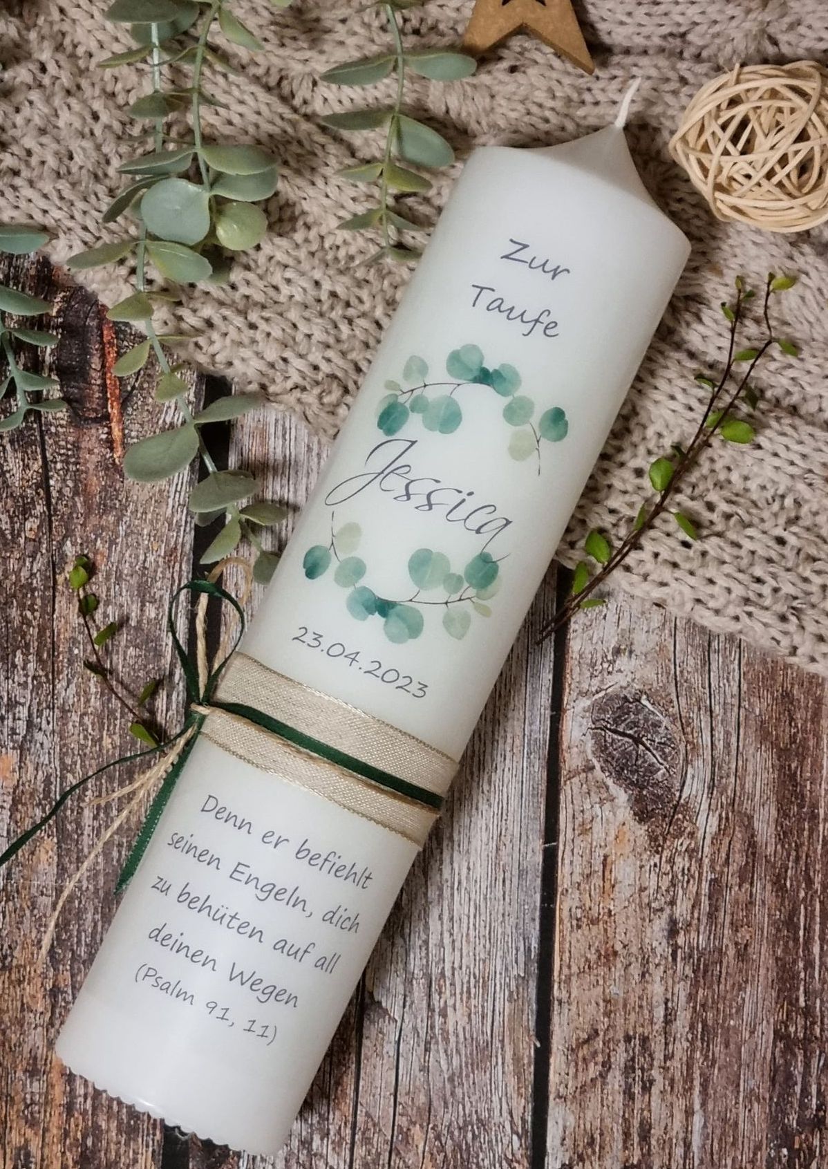 Taufkerze, Kommunionkerze für Mädchen oder Junge mit Eukalyptus Blätter, Personalisierung mit Namen, Datum und Taufspruch.