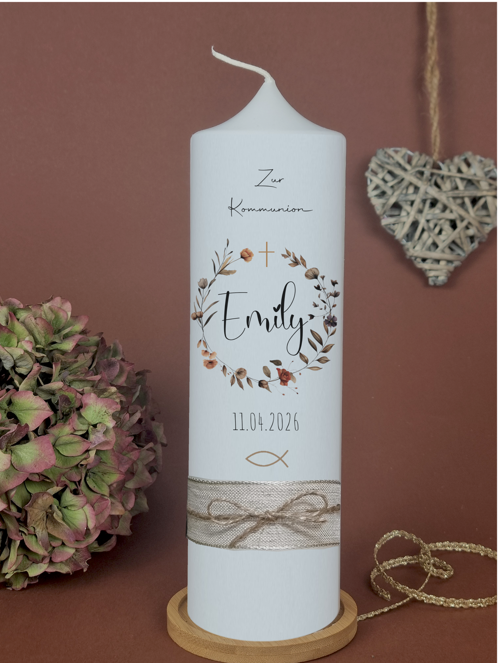 Kommunionkerze personalisiert Mädchen – Emily – Boho Blumenkranz mit Kreuz & Fisch mit Name, Datum und Juteband