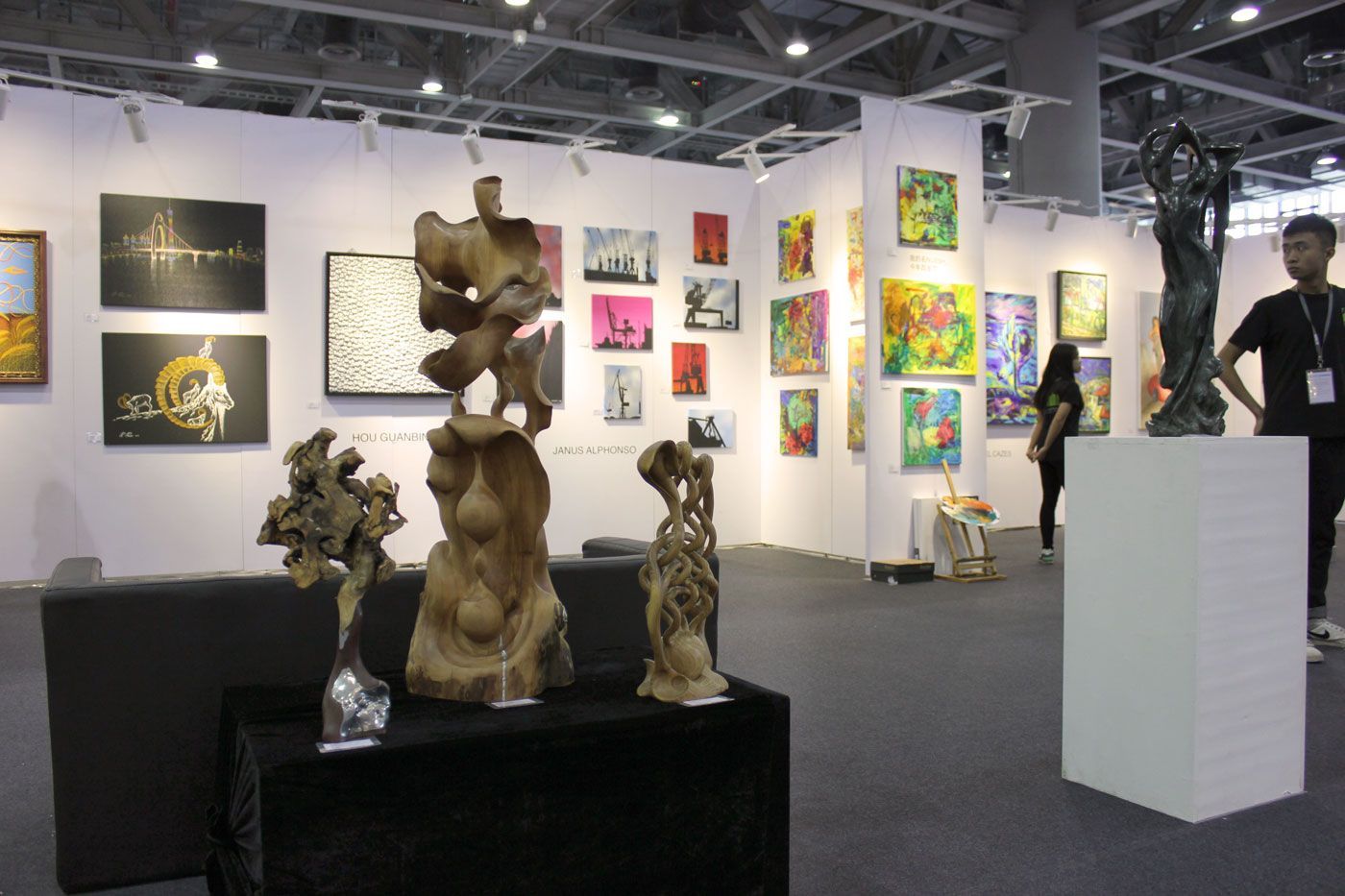 Holzbildhauer Ralph Hübschmann, Ausstellungsteilnahme auf der Art Canton - Poly World Trade Center
Guangzhou / China / 2014