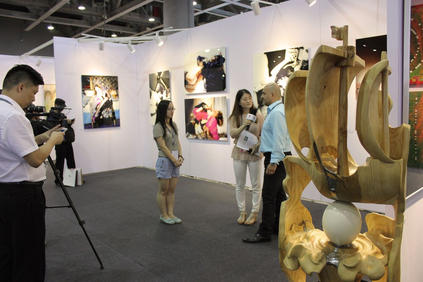 Holzbildhauer Ralph Hübschmann, Ausstellungsteilnahme auf der Art Canton - Poly World Trade Center
Guangzhou / China / 2014