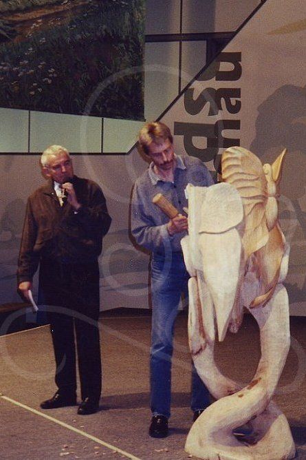 Holzbildhauer Ralph Hübschmann auf der