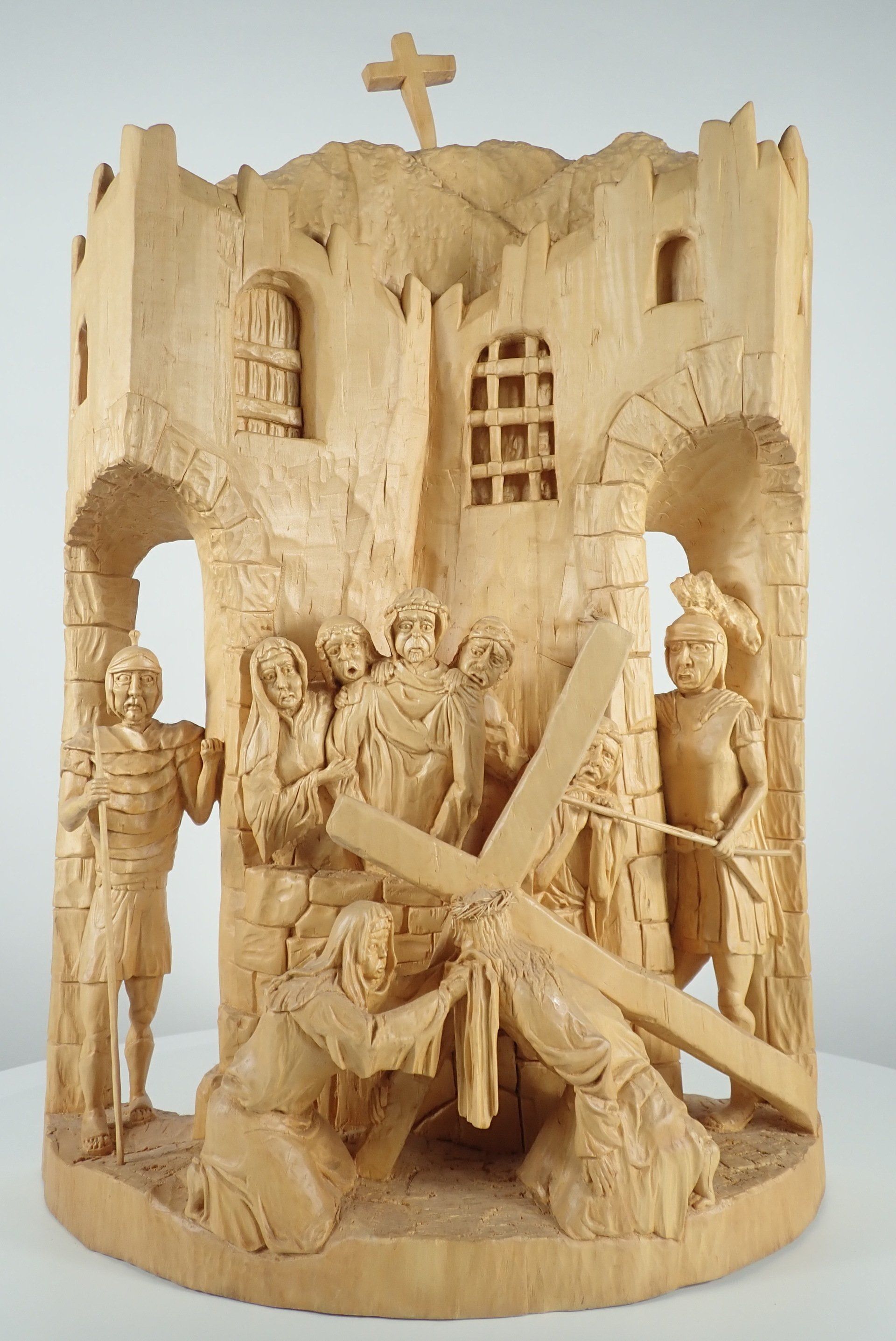 6. Kreuzwegstation, Veronika reicht Jesus das Schweißtuch Skulptur von Holzbildhauer Ralph Hübschmann