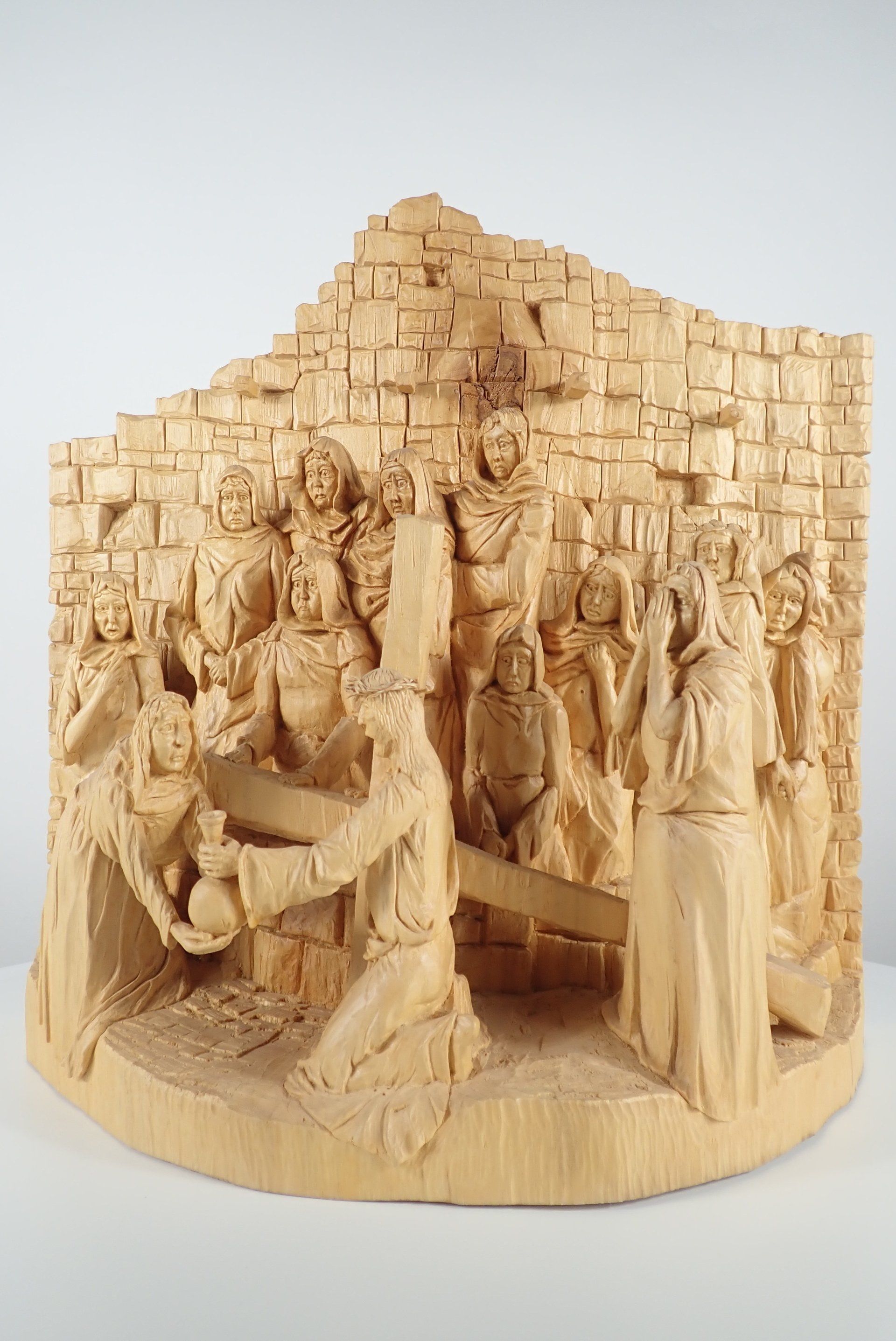 8. Kreuzwegstation, Jesus begenet den weinenden Frauen Skulptur von Holzbildhauer Ralph Hübschmann