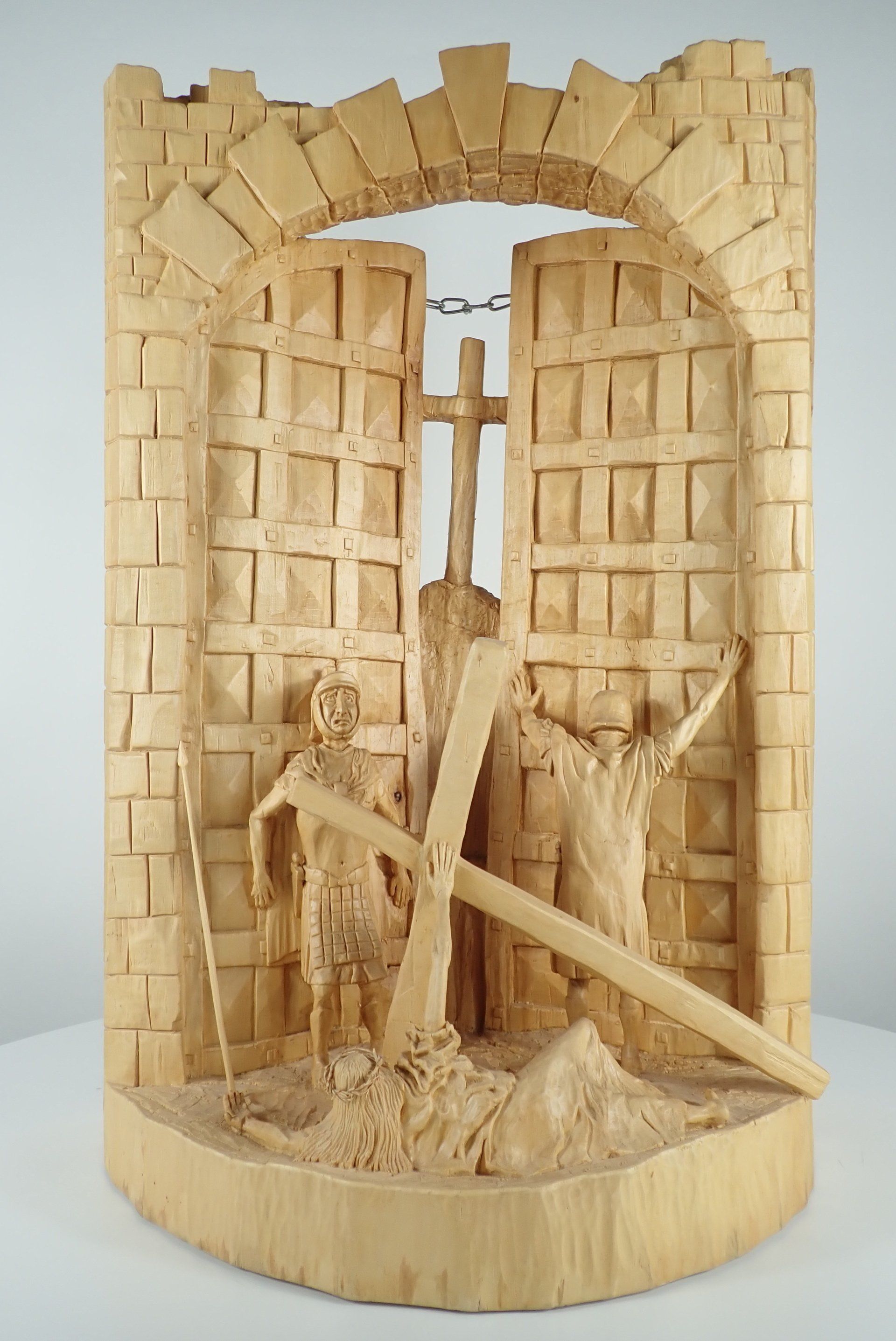 9. Kreuzwegstation, Jesus fällt zum 3. mal unter dem Kreuz Skulptur von Holzbildhauer Ralph Hübschmann