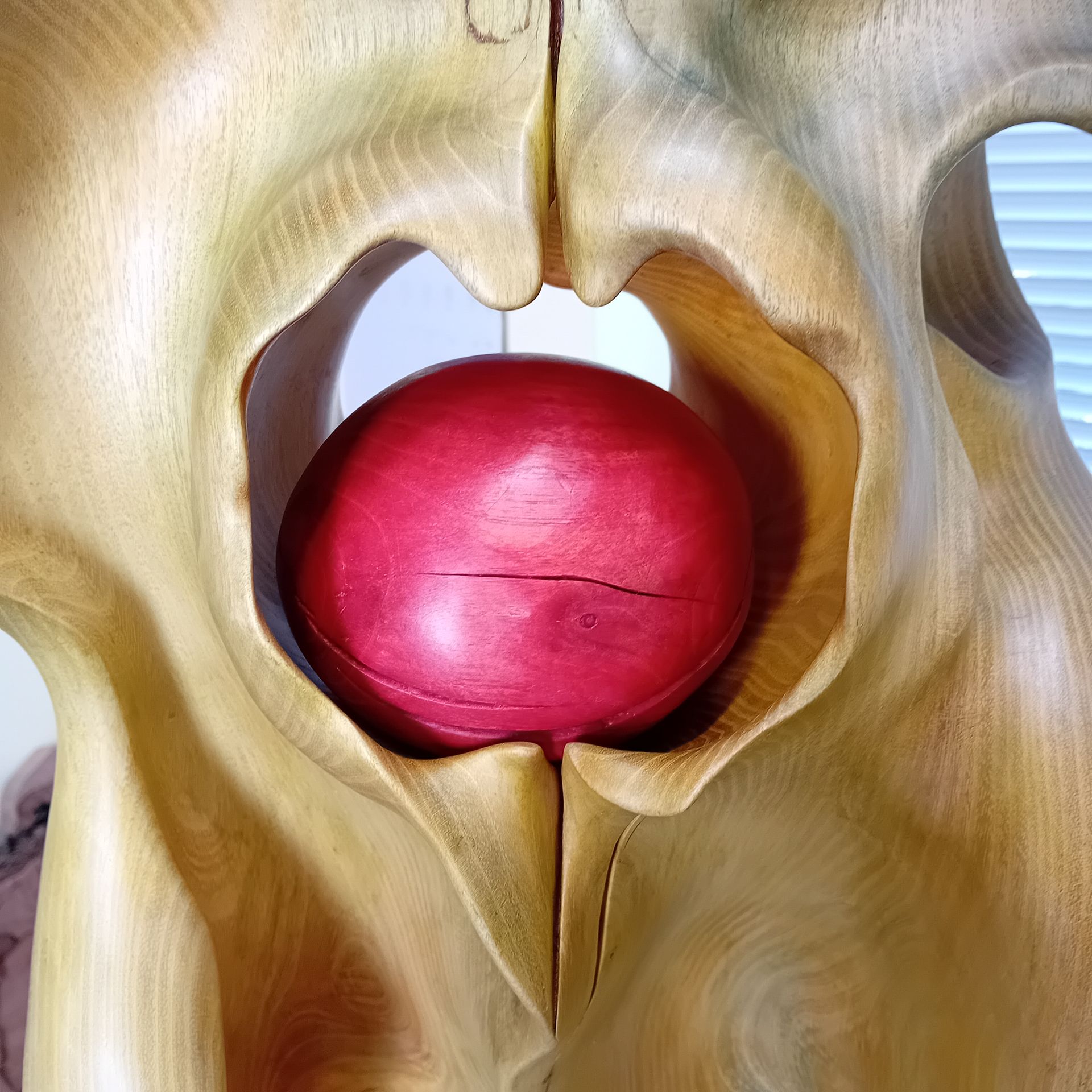 Holzskulptur Rote Kugel Holzbildhauer Ralph Hübschmann