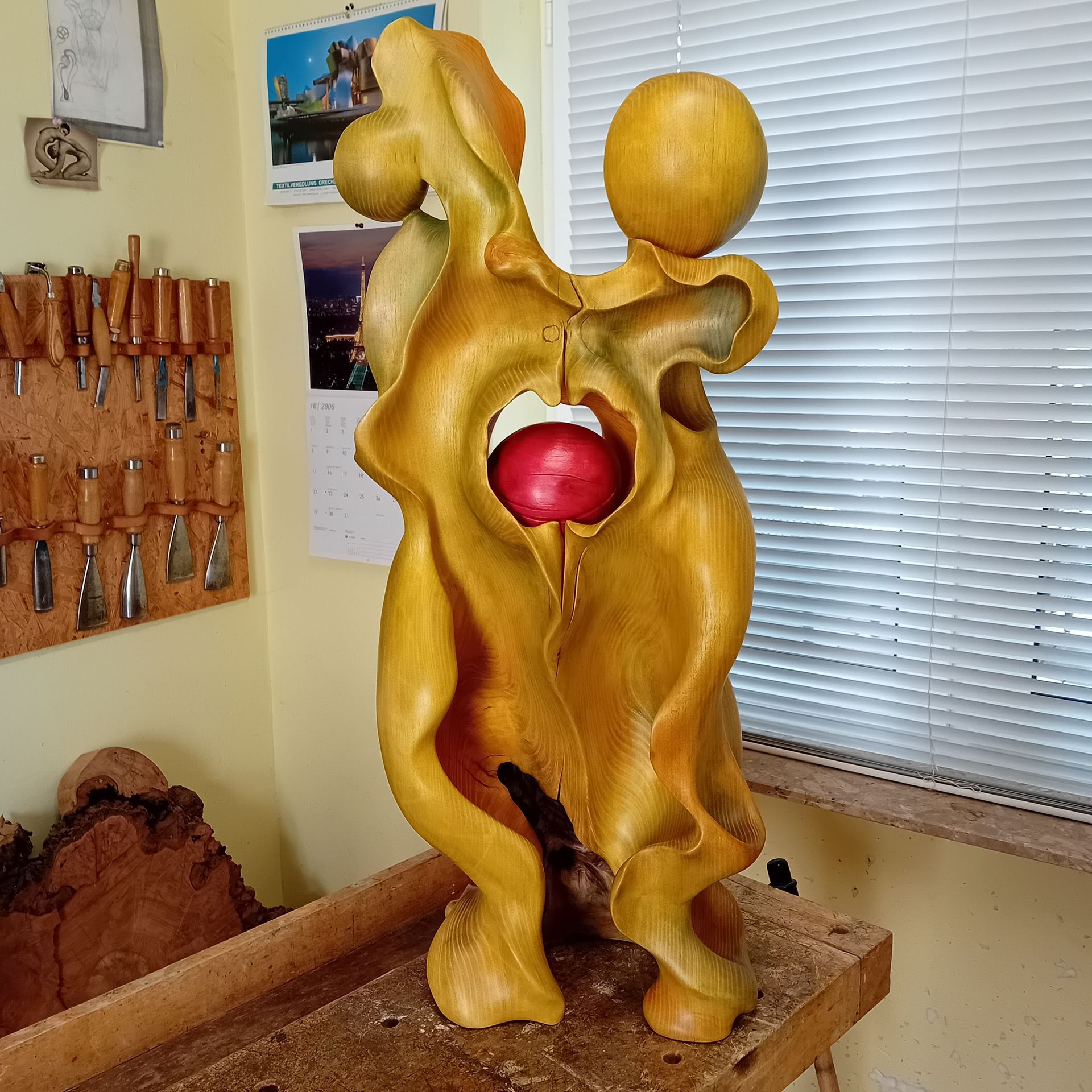 Holzskulptur Rote Kugel Holzbildhauer Ralph Hübschmann