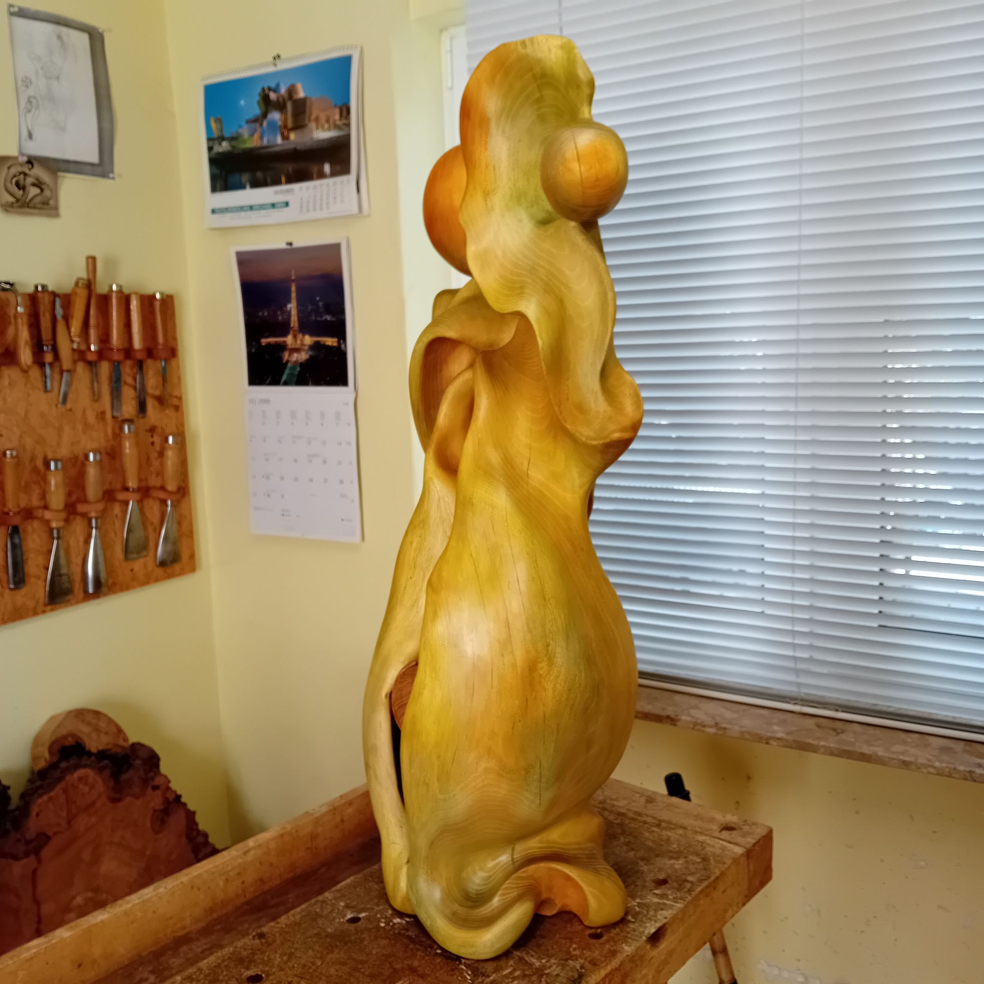 Holzskulptur Rote Kugel Holzbildhauer Ralph Hübschmann