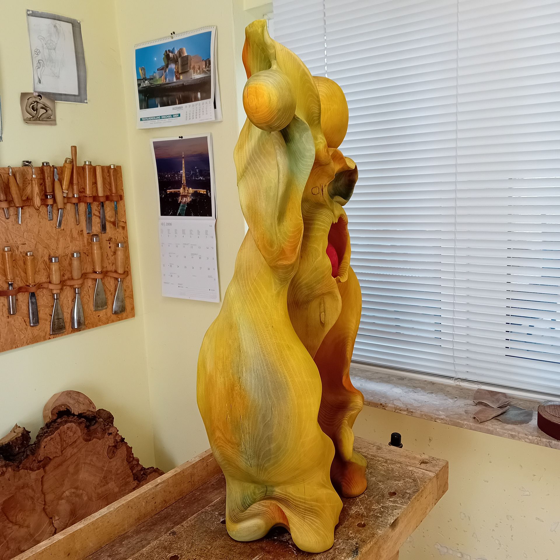 Holzskulptur Rote Kugel Holzbildhauer Ralph Hübschmann