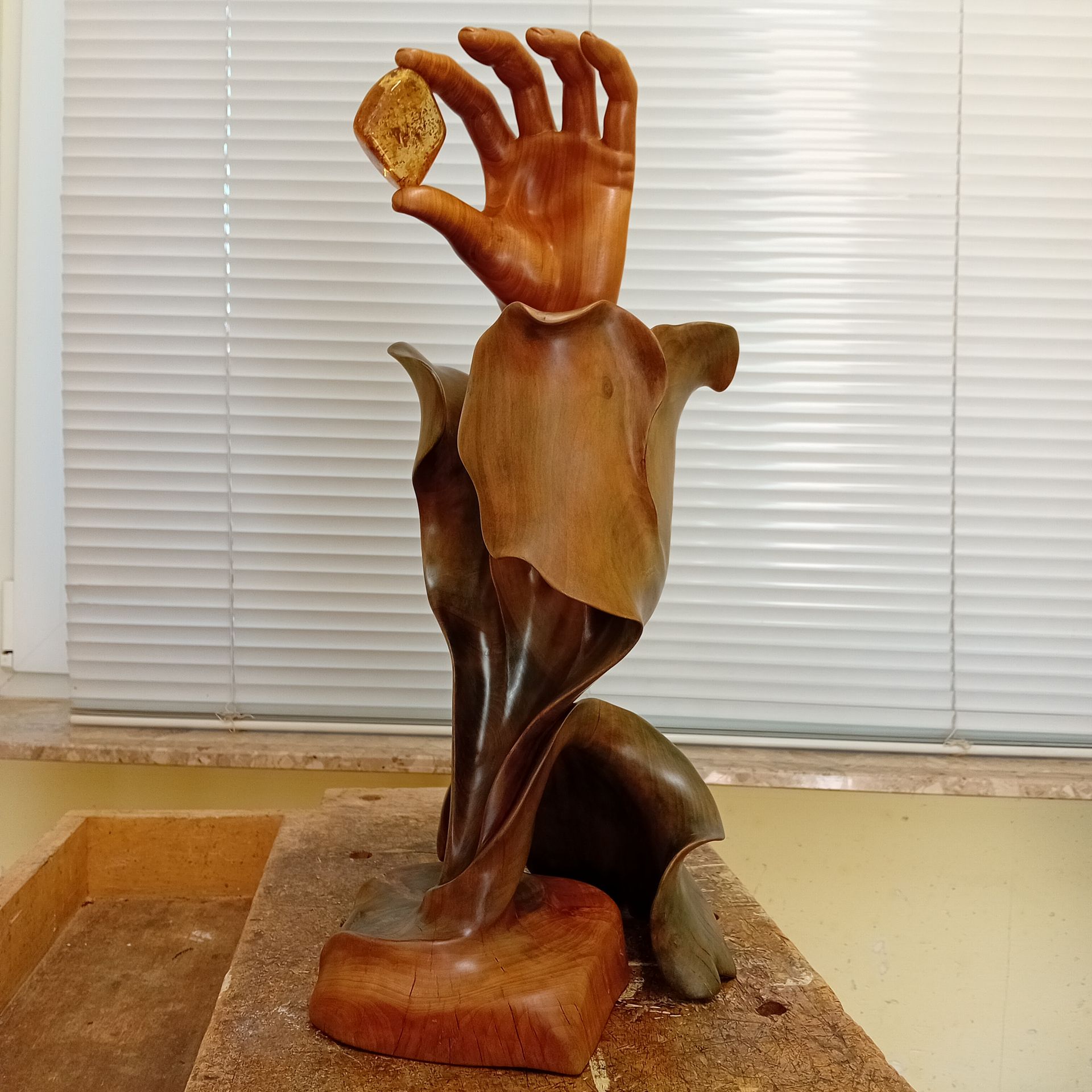 Holzskulptur Verantwortung 2 Holzbildhauer Ralph Hübschmann