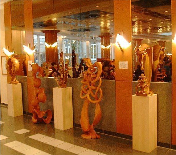 Ausstellund des Holzbildhauers Ralph Hübschmann auf der unicef-Gala im Dorint-Novo Hotel Gera 2006